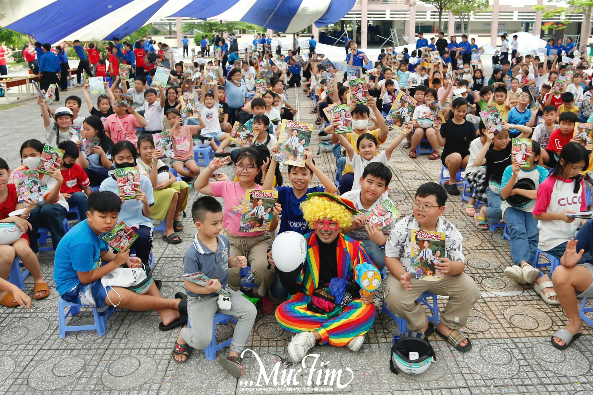 Gần 300 thiếu nhi Quận 12 nhận quà từ chương trình “Sách báo trao tay” - Ảnh 1.