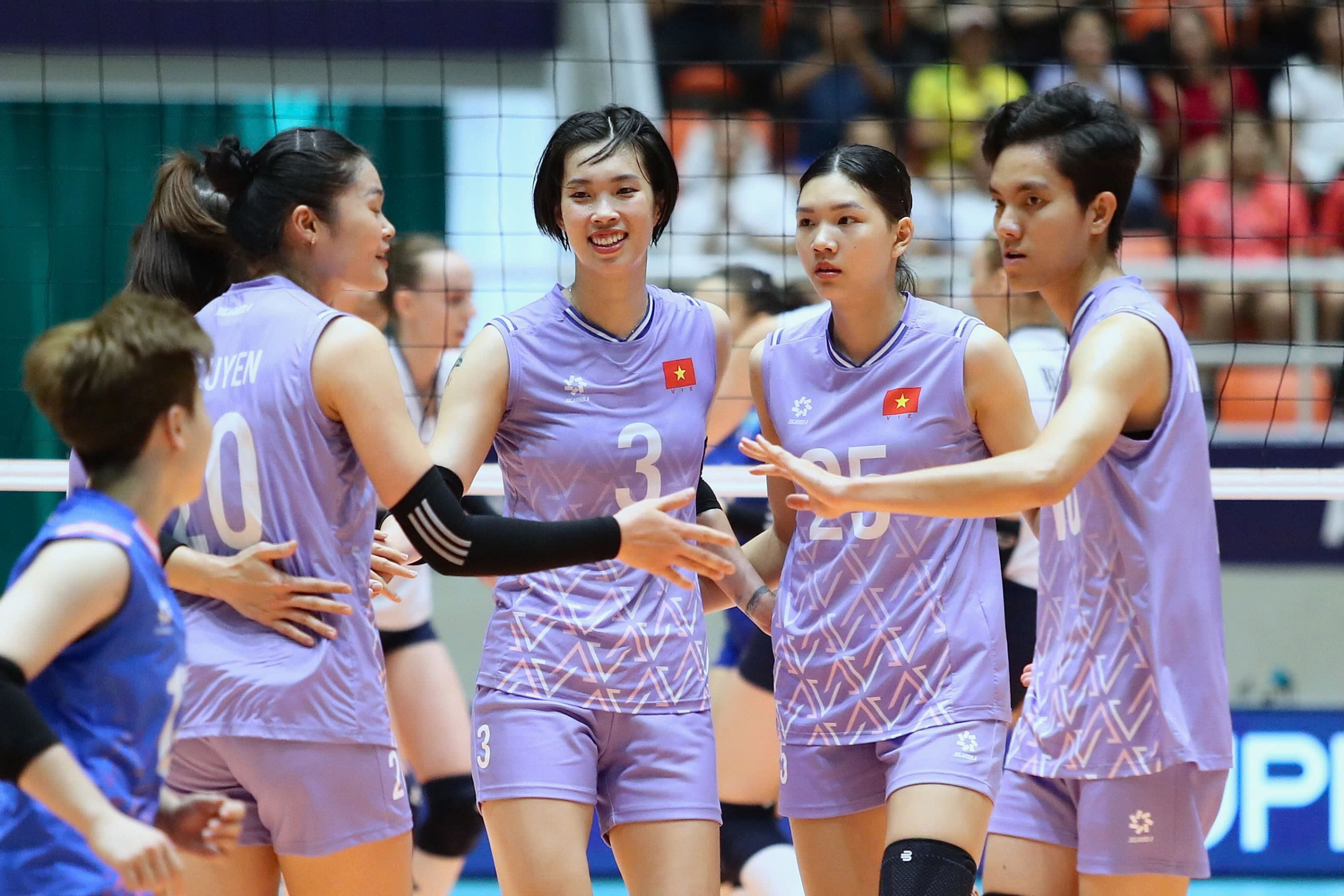Áp đảo Kazakhstan, bóng chuyền nữ Việt Nam lần thứ 3 liên tiếp vào chung kết AVC Nations Cup - Ảnh 1.