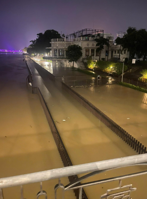 Unprecedented summer flood submerges Vietnam’s Hue: first in a century - Ảnh 4.