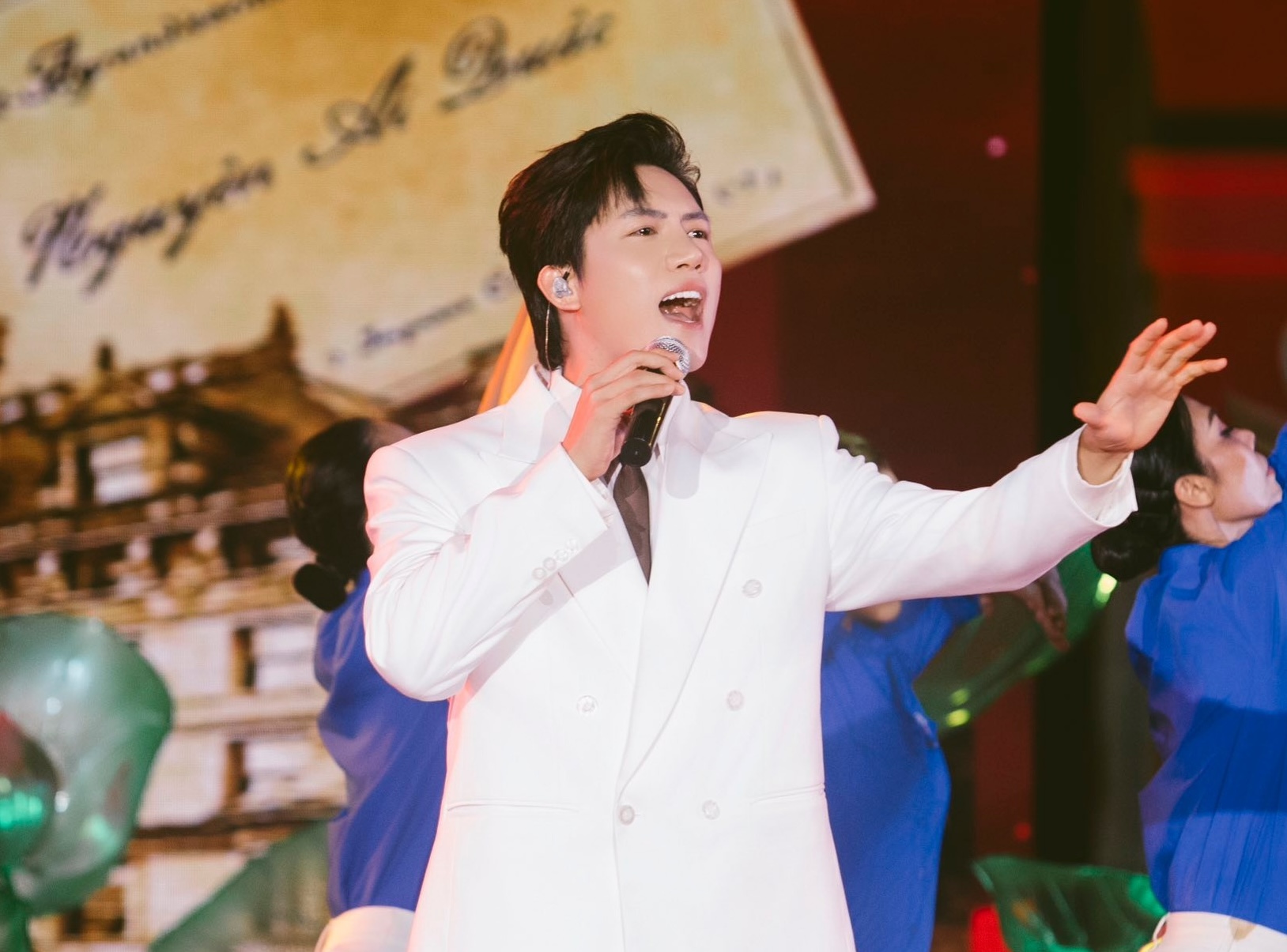 Anh Tú được 'em xinh say hi' LyLy giúp sáng tác ca khúc về Bác Hồ - Ảnh 1. Anh Tú - Ảnh 1.
