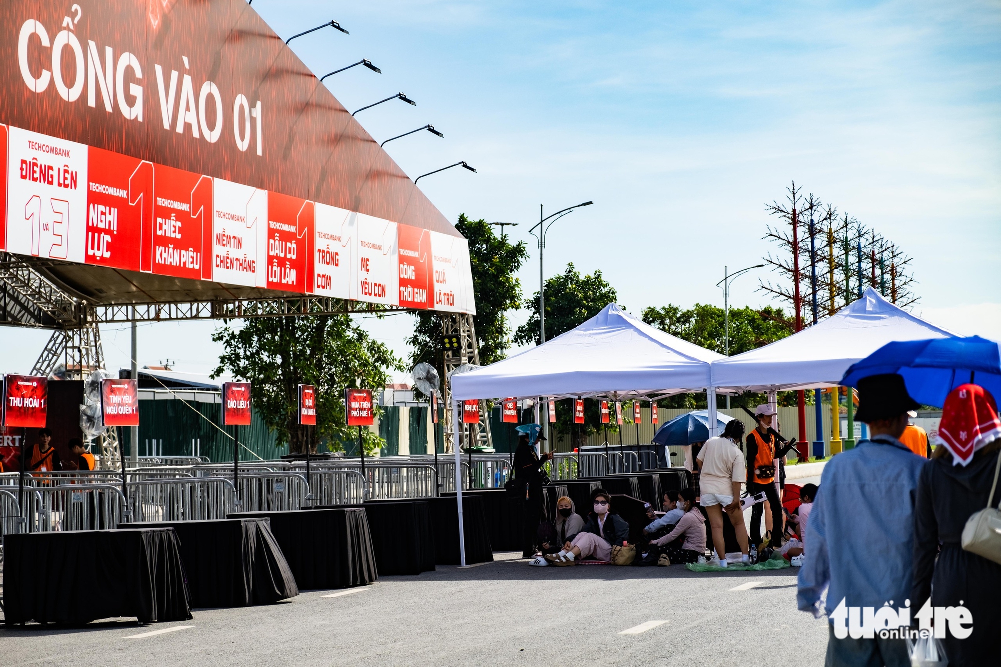 Fans queue overnight in heat for Vietnam concert series