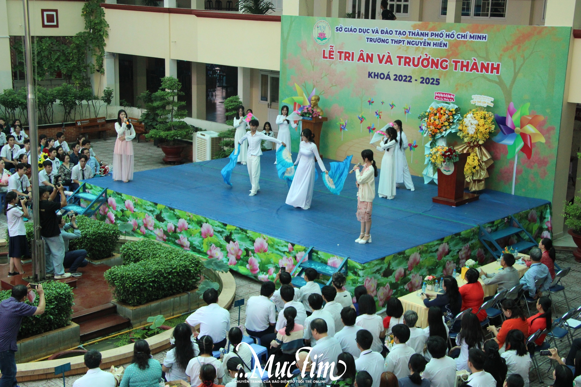 Teen Trường THPT Nguyễn Hiền cùng thổi bánh kem, bật khóc trong lễ tri ân trưởng thành - Ảnh 1.