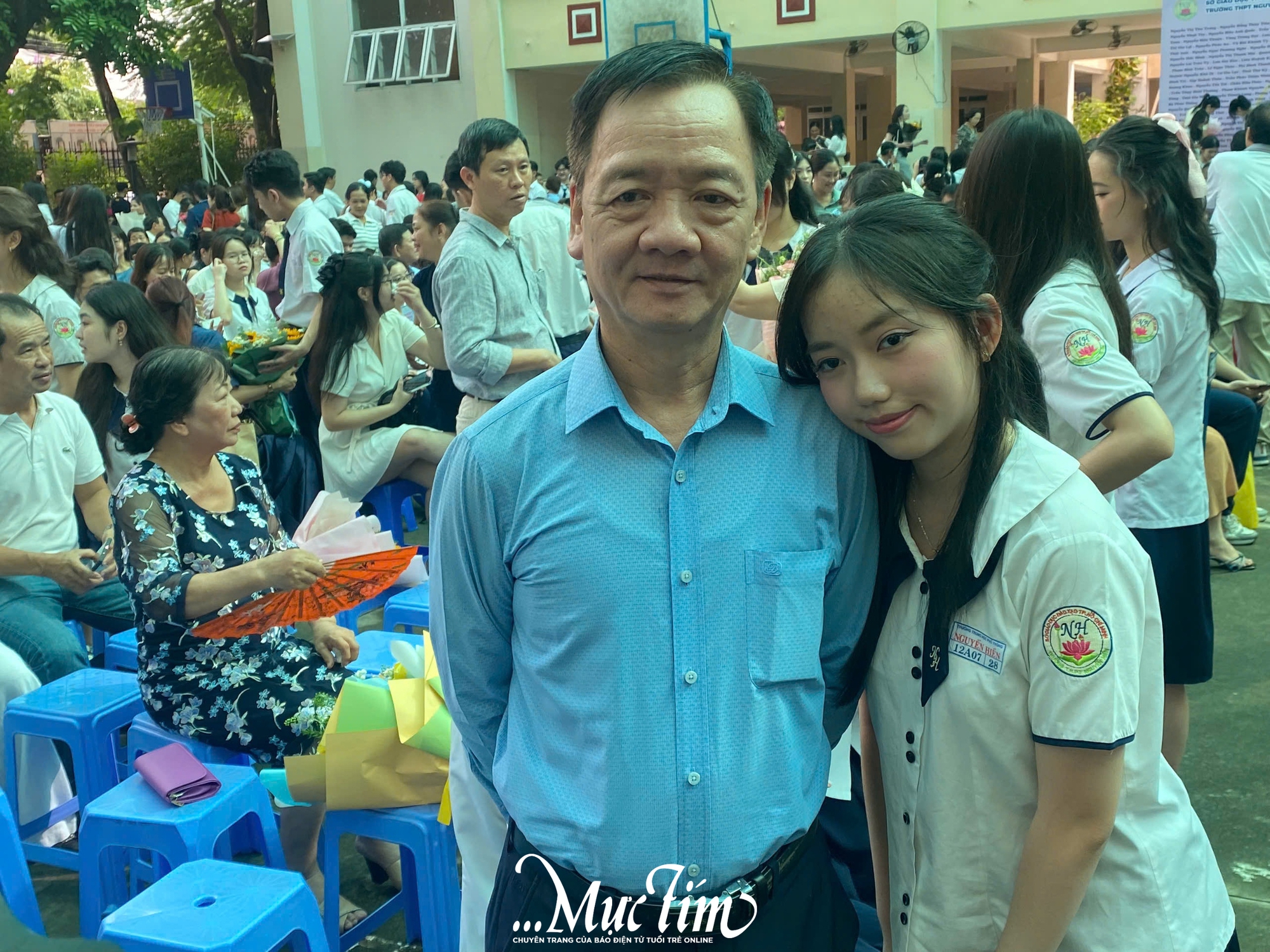 Teen Trường THPT Nguyễn Hiền cùng thổi bánh kem, bật khóc trong lễ tri ân trưởng thành - Ảnh 2.
