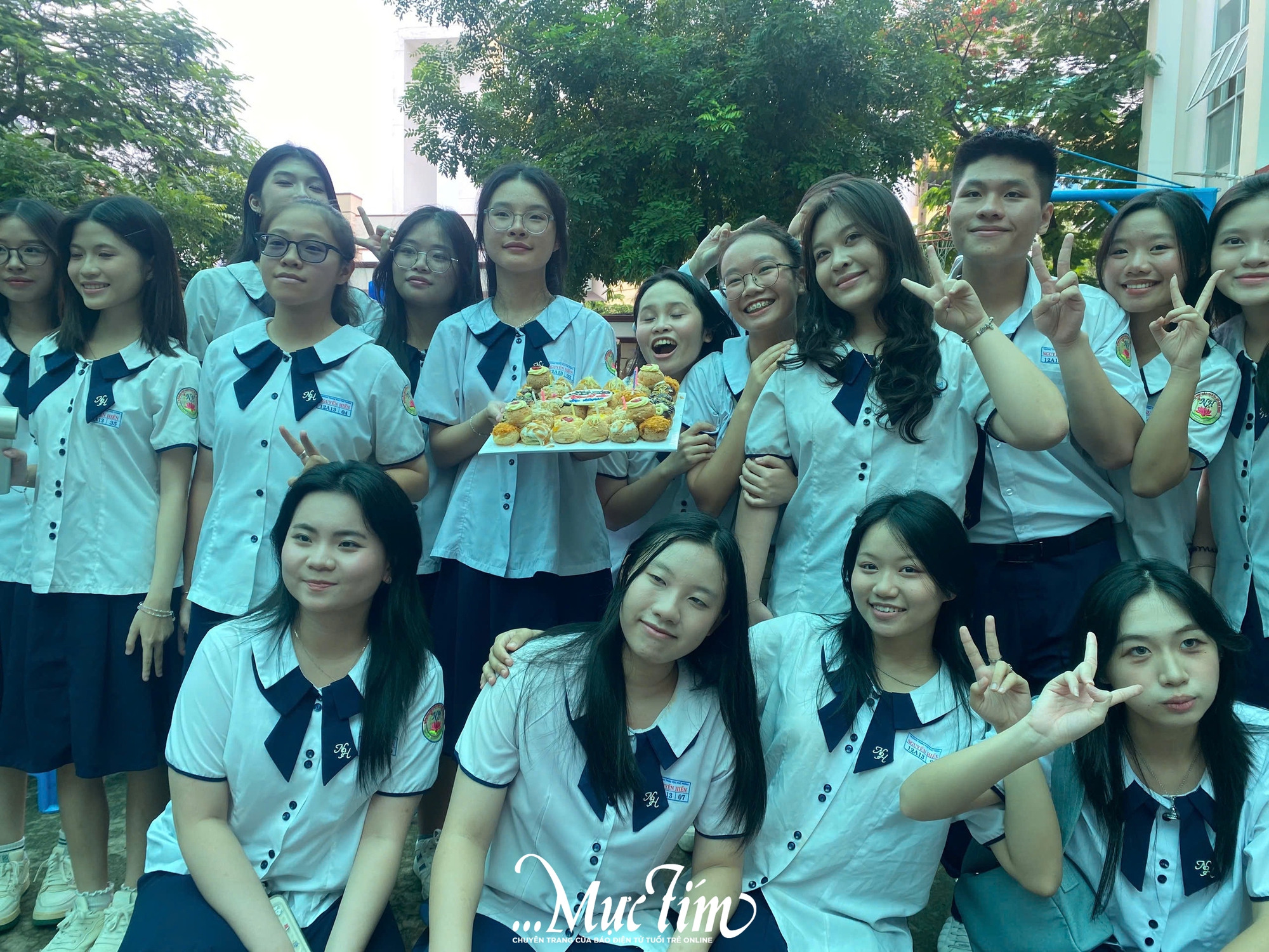 Teen Trường THPT Nguyễn Hiền cùng thổi bánh kem, bật khóc trong lễ tri ân trưởng thành - Ảnh 7.