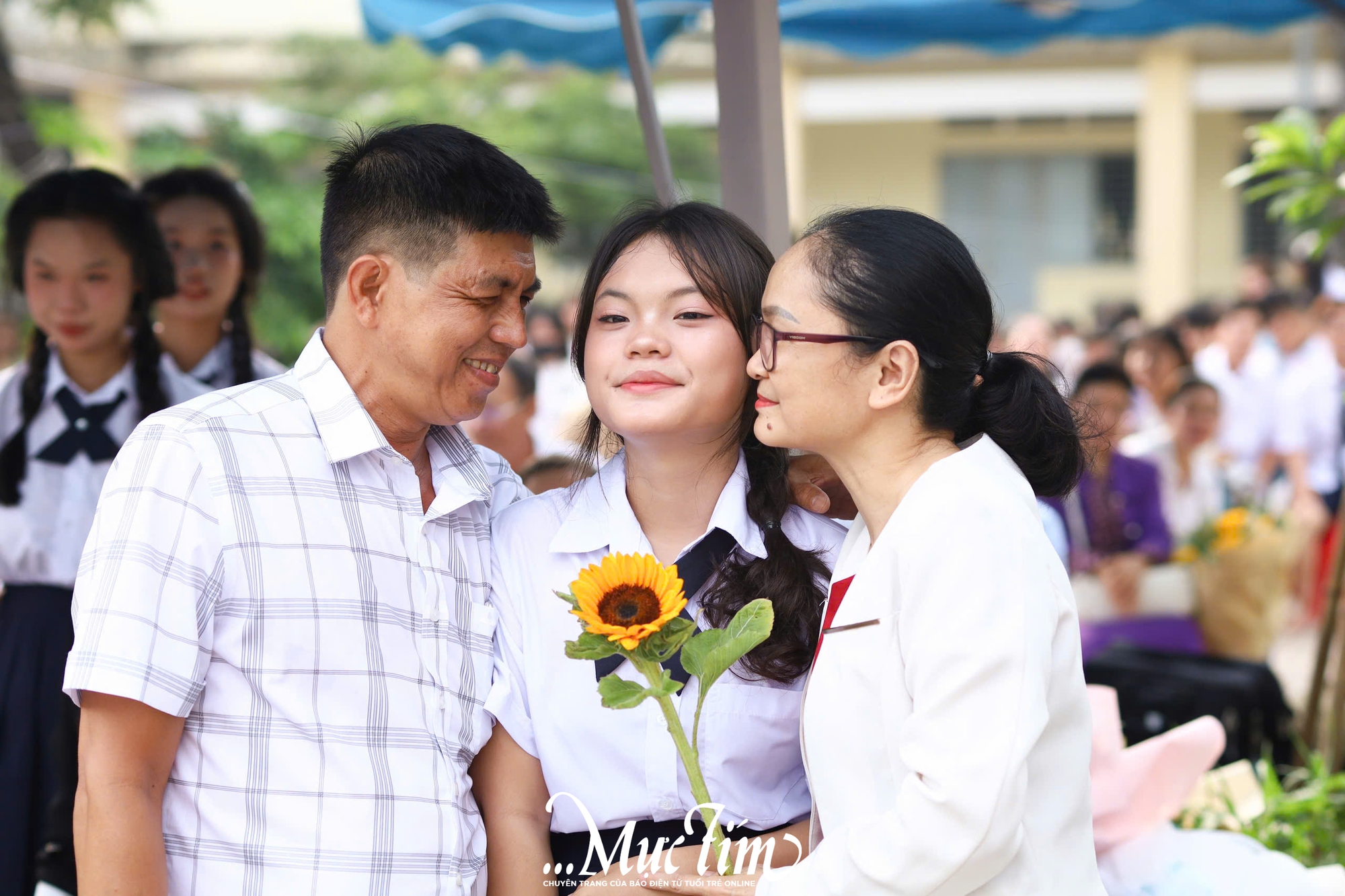 Học sinh Trường THPT Lê Minh Xuân đón tuổi 18 ý nghĩa trong mùa tri ân - Ảnh 1.