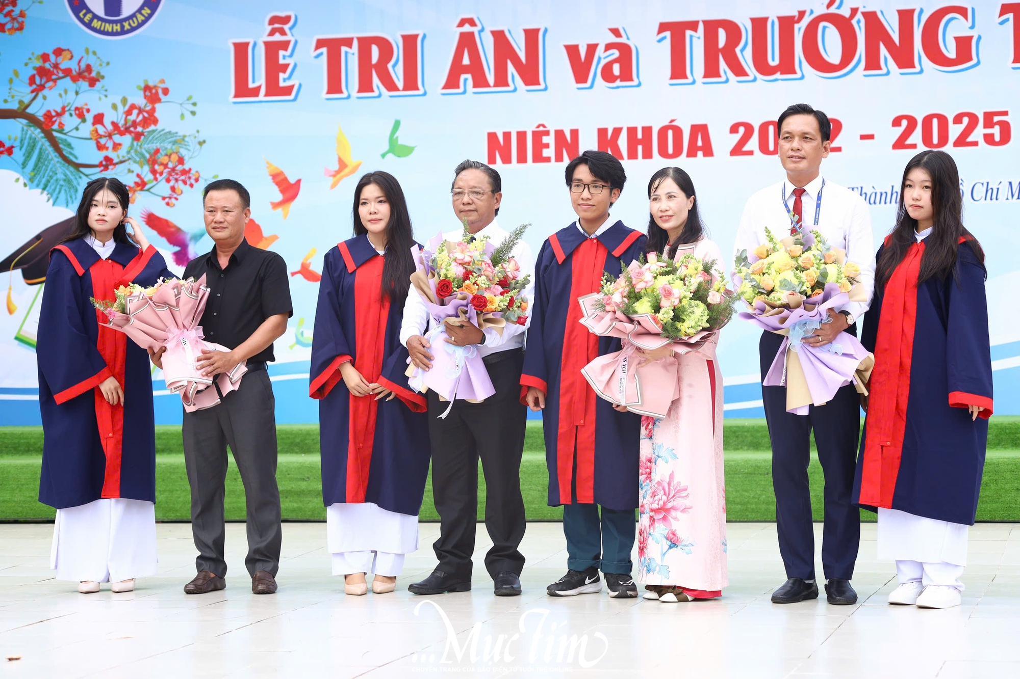 Học sinh Trường THPT Lê Minh Xuân đón tuổi 18 ý nghĩa trong mùa tri ân - Ảnh 7.
