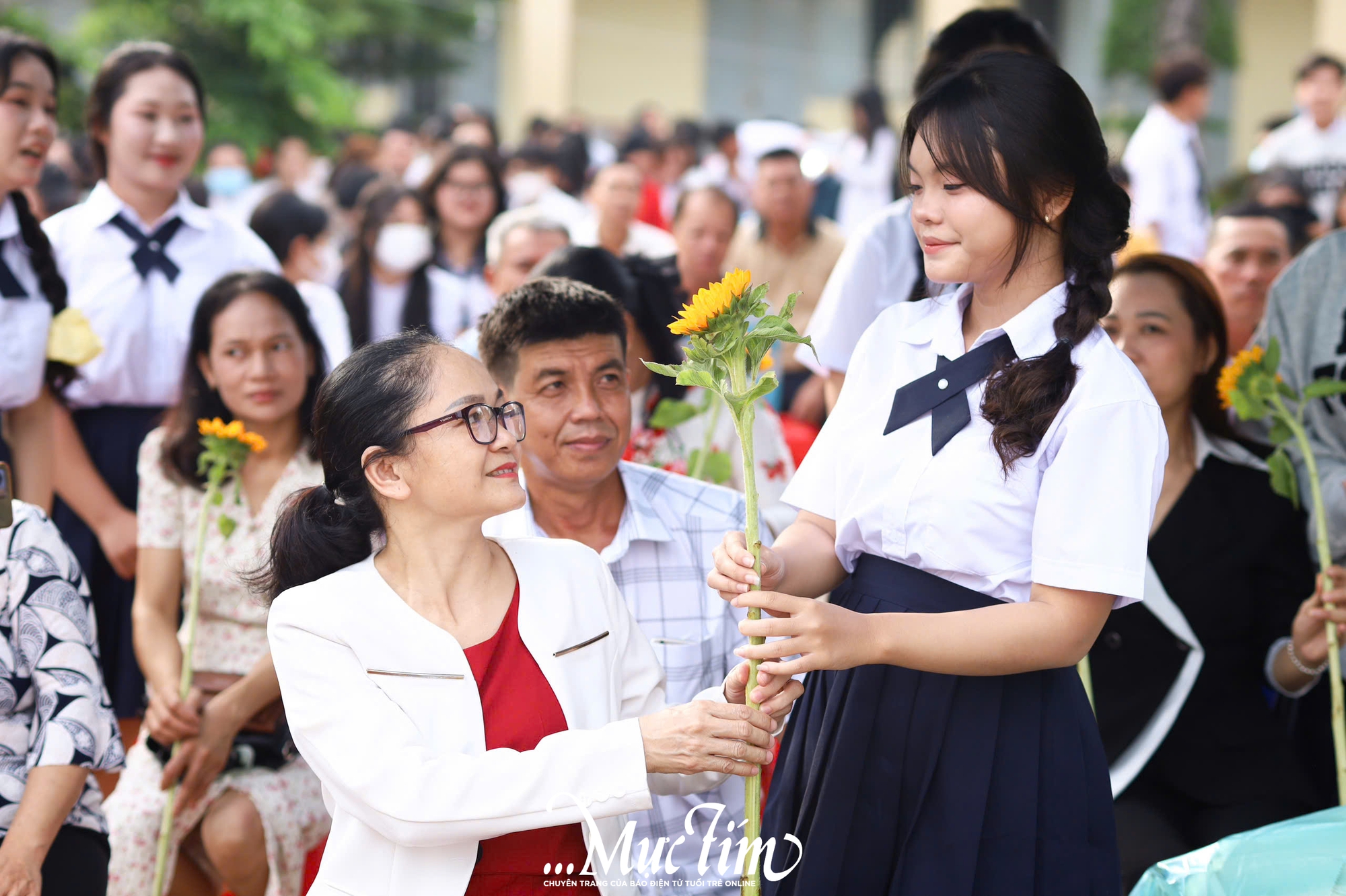 Học sinh Trường THPT Lê Minh Xuân đón tuổi 18 ý nghĩa trong mùa tri ân - Ảnh 8.