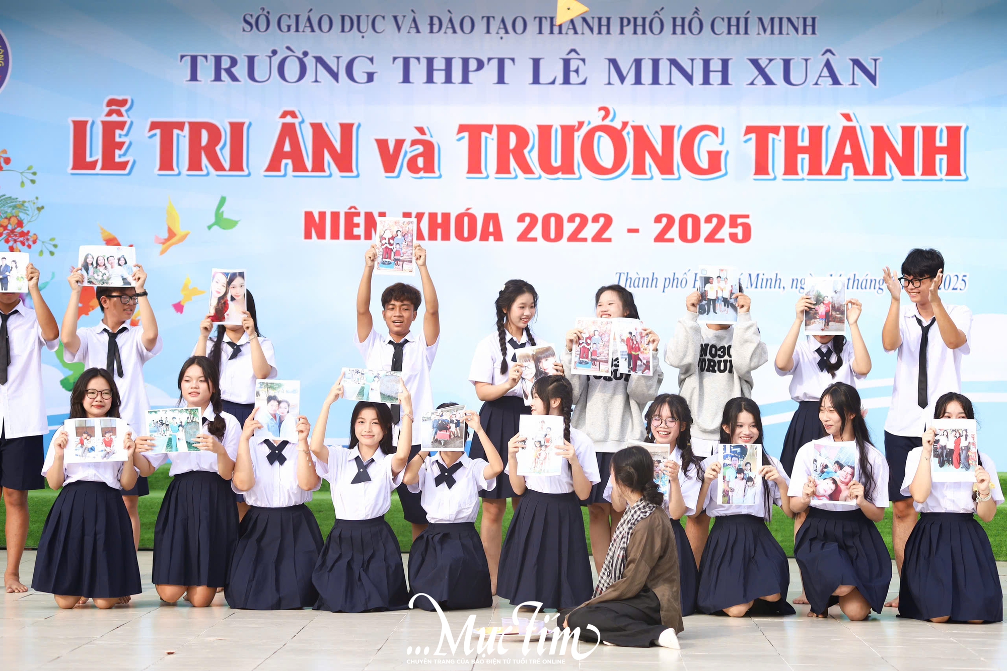 Học sinh Trường THPT Lê Minh Xuân đón tuổi 18 ý nghĩa trong mùa tri ân - Ảnh 22.