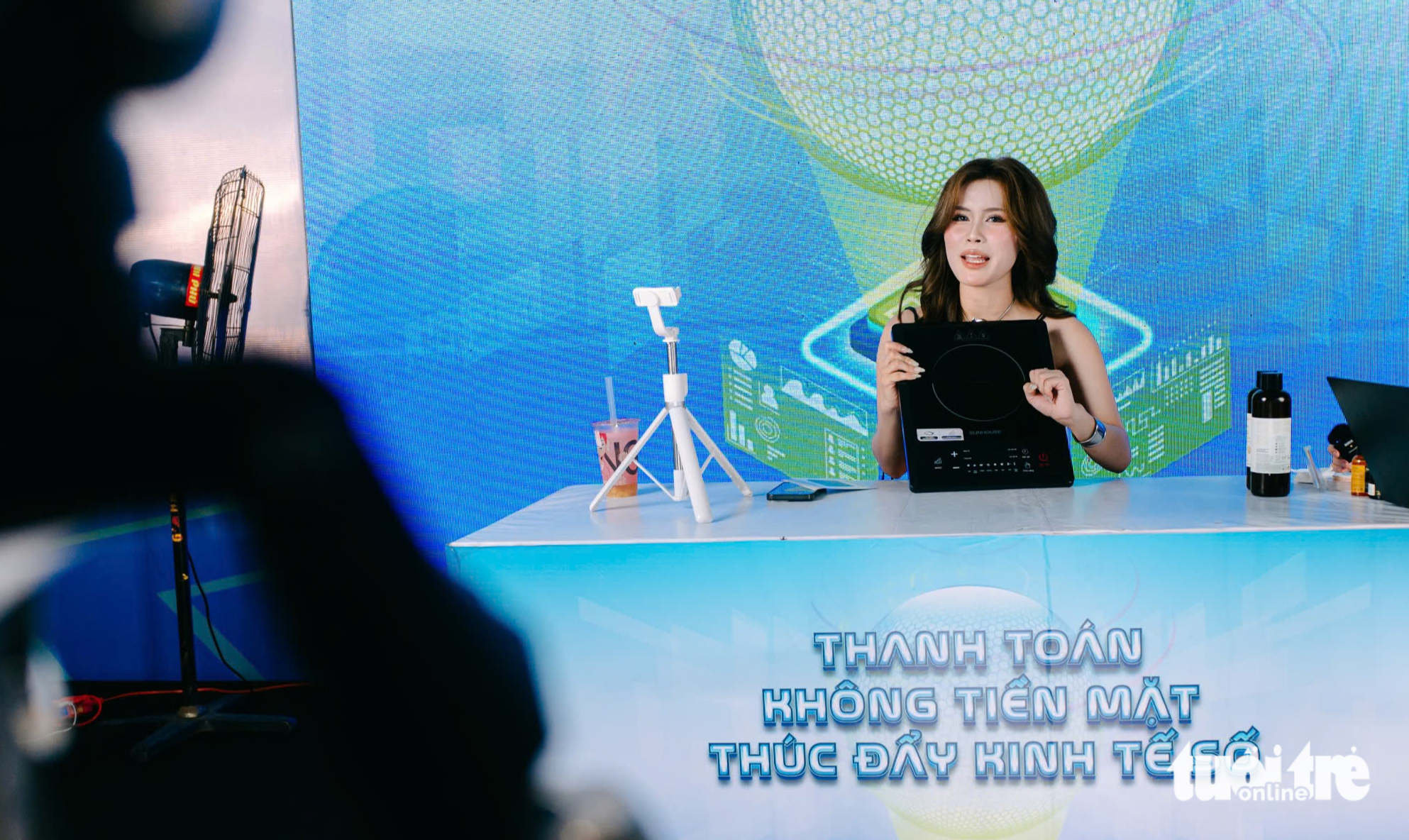 Mega livestream: Bùng nổ giảm giá, tràn ngập quà mỹ phẩm, đồ ăn, quần áo... 'made in Vietnam' - Ảnh 1.