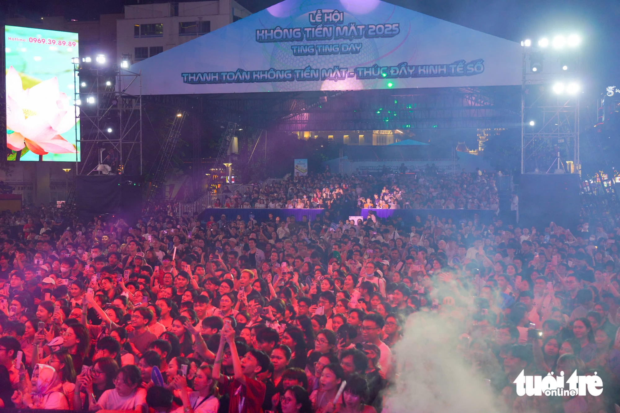 Hàng ngàn khán giả 'cháy' cùng E-Concert và các Anh trai, Em xinh say hi - Ảnh 4. E-Concert - Ảnh 4.