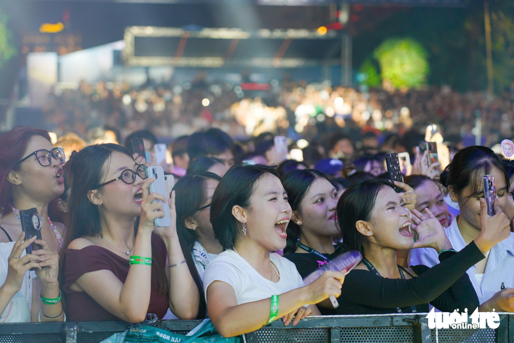 Hàng ngàn khán giả 'cháy' cùng E-Concert và các Anh trai, Em xinh say hi - Ảnh 7. E-Concert - Ảnh 7.
