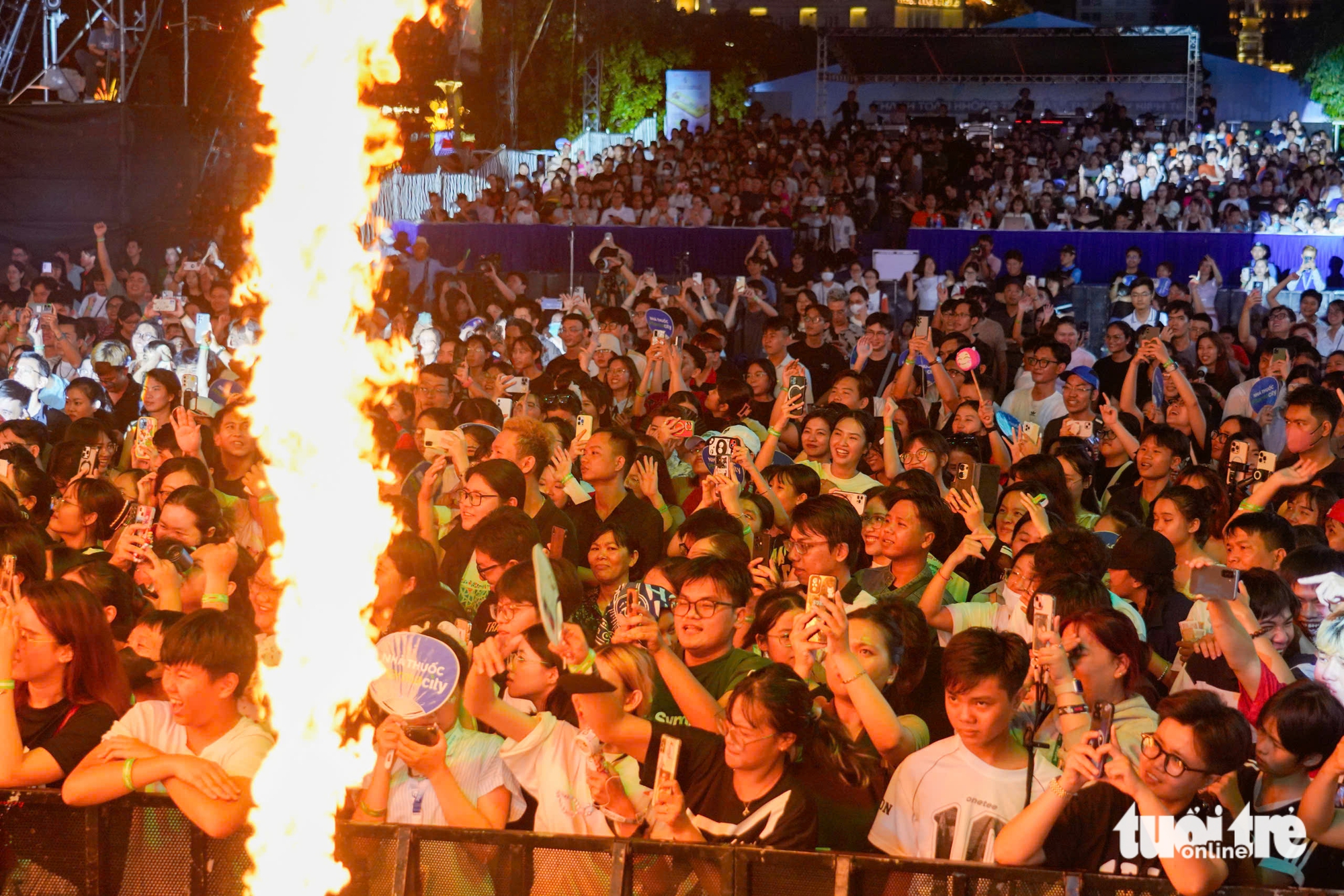 Hàng ngàn khán giả 'cháy' cùng E-Concert và các Anh trai, Em xinh say hi - Ảnh 16. Hàng ngàn khán giả 'cháy' cùng E-Concert với các Anh trai, Em xinh say hi - Ảnh 16.