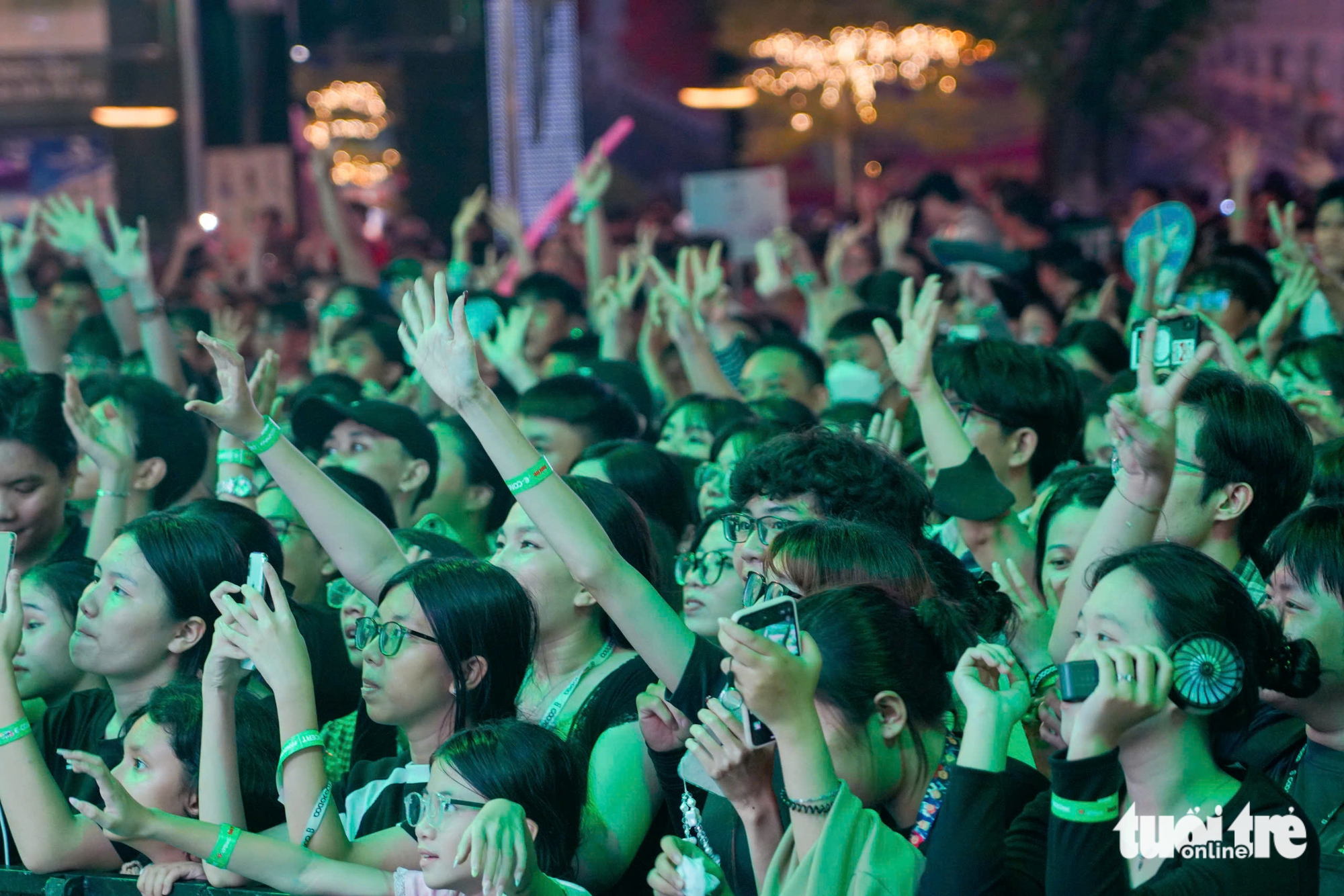 Hàng ngàn khán giả 'cháy' cùng E-Concert và các Anh trai, Em xinh say hi - Ảnh 17. E-Concert - Ảnh 17.