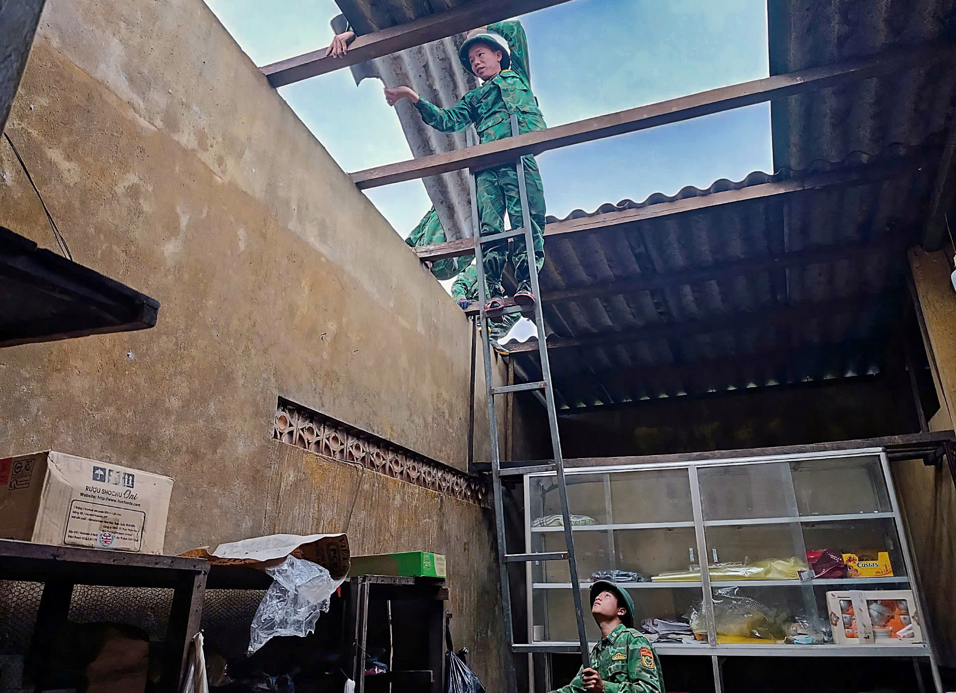 Bộ đội, người dân Huế oằn mình khắc phục mưa lũ - Ảnh 1.