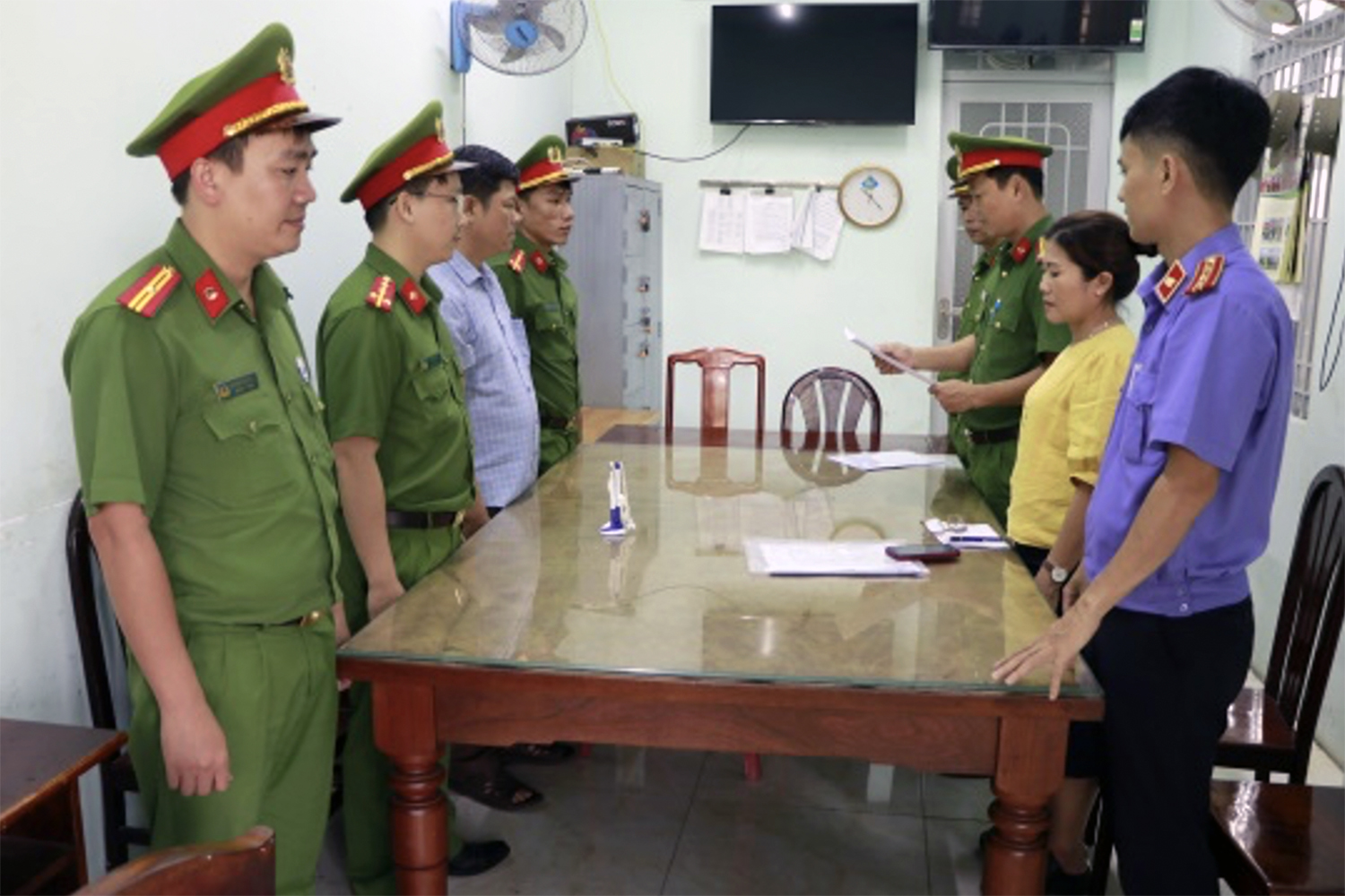 Bình Phước: Bắt nguyên chánh văn phòng huyện Bù Đăng vì tham ô tài sản - Ảnh 1.