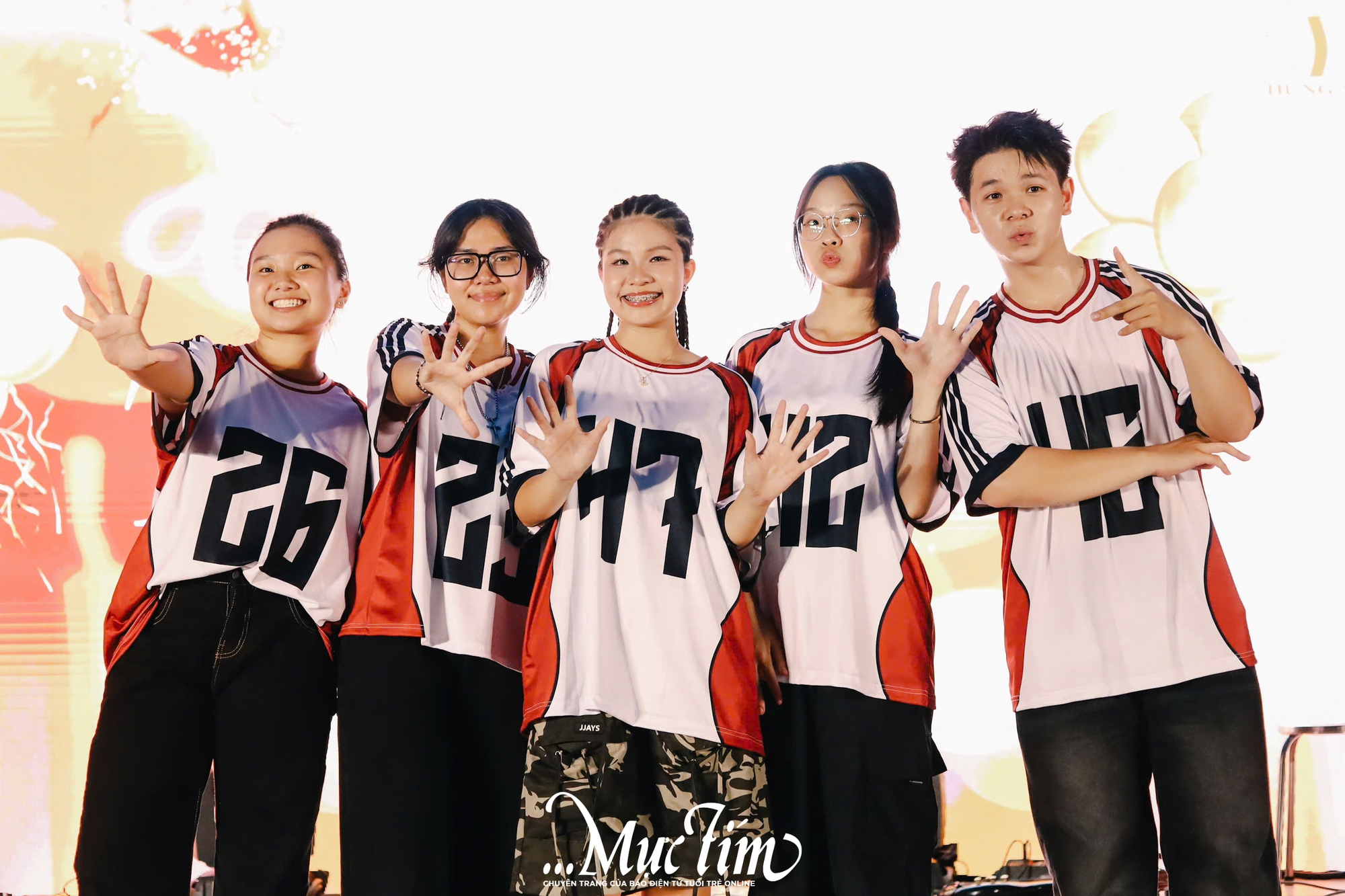 Thầy trò Trường THPT Hùng Vương thắp nến tuổi 18, cùng viết nên lời tạm biệt- Ảnh 3.