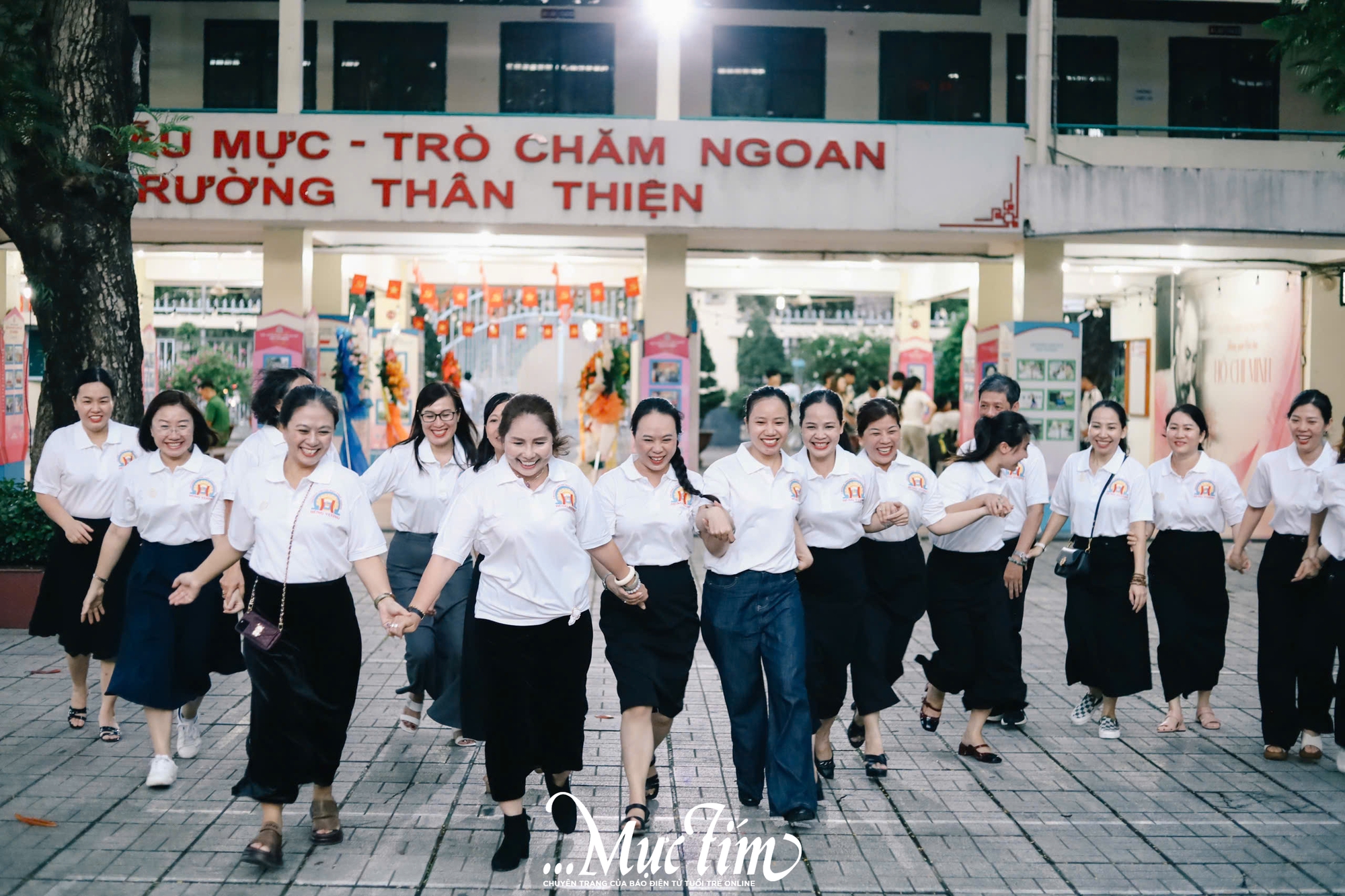 Thầy trò Trường THPT Hùng Vương thắp nến tuổi 18, cùng viết nên lời tạm biệt- Ảnh 8.