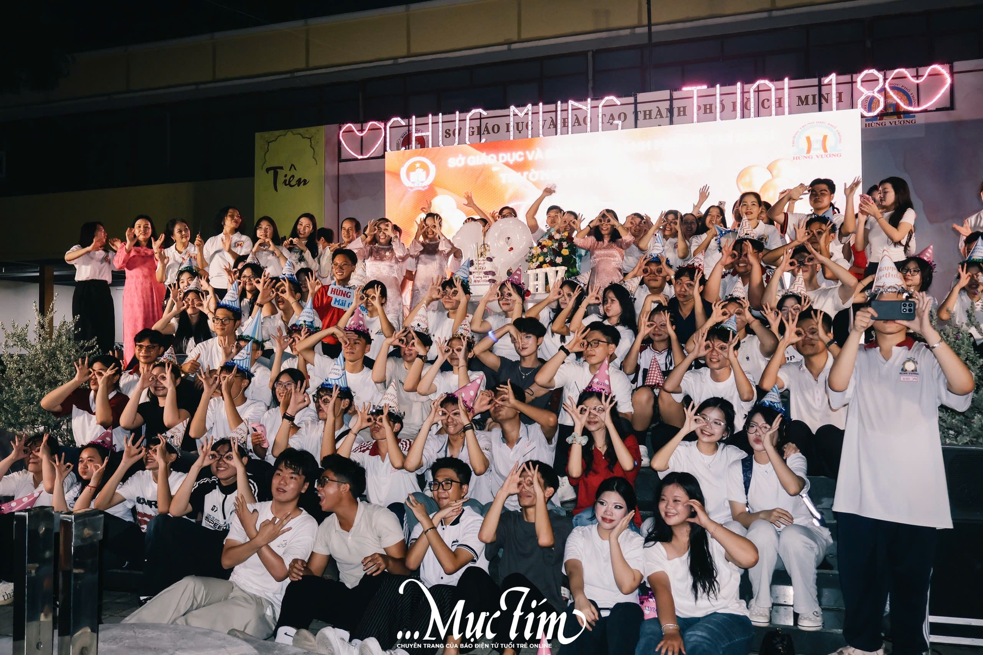 Thầy trò Trường THPT Hùng Vương thắp nến tuổi 18, cùng viết nên lời tạm biệt- Ảnh 9.