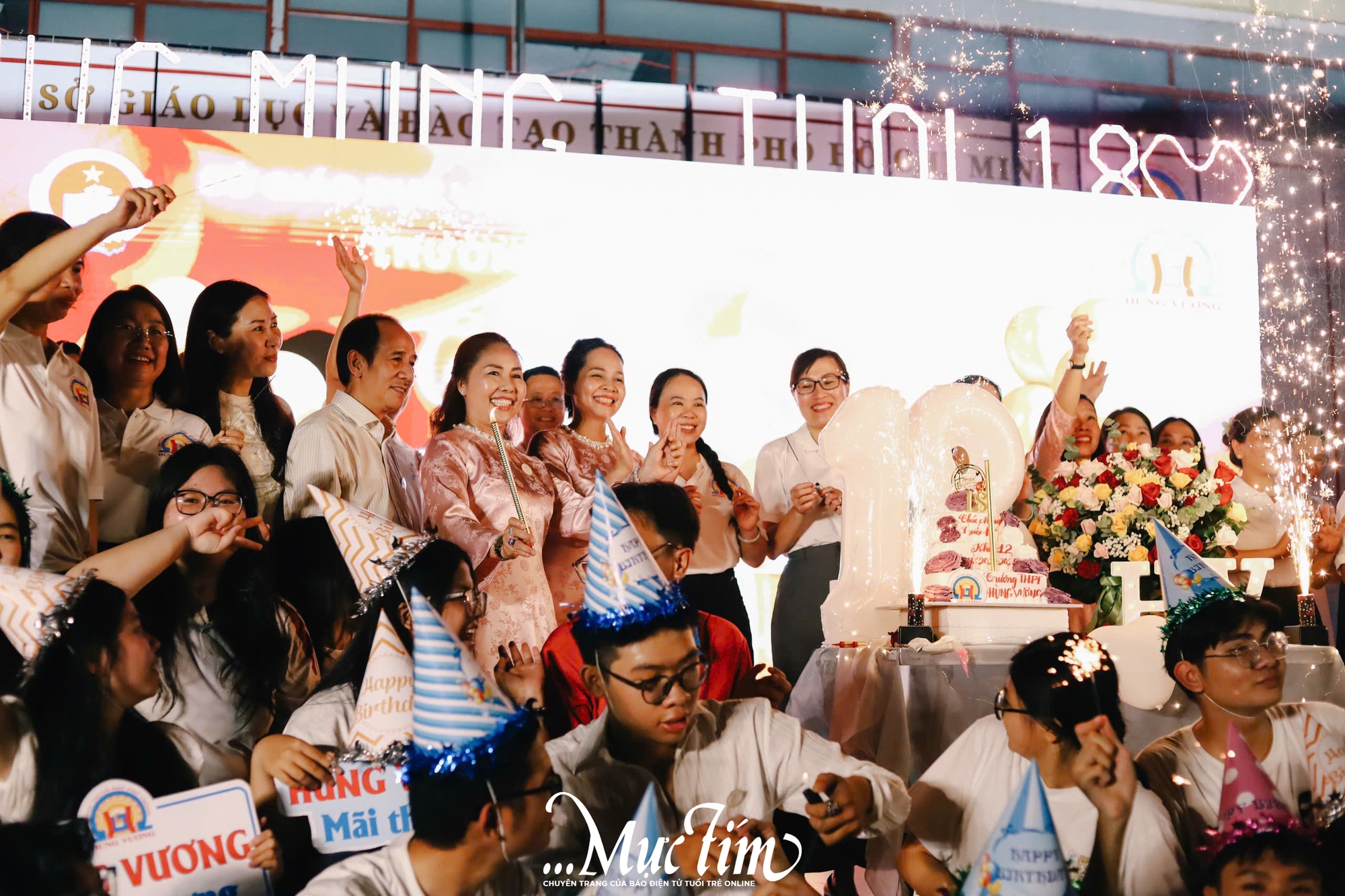 Thầy trò Trường THPT Hùng Vương thắp nến tuổi 18, cùng viết nên lời tạm biệt- Ảnh 14.