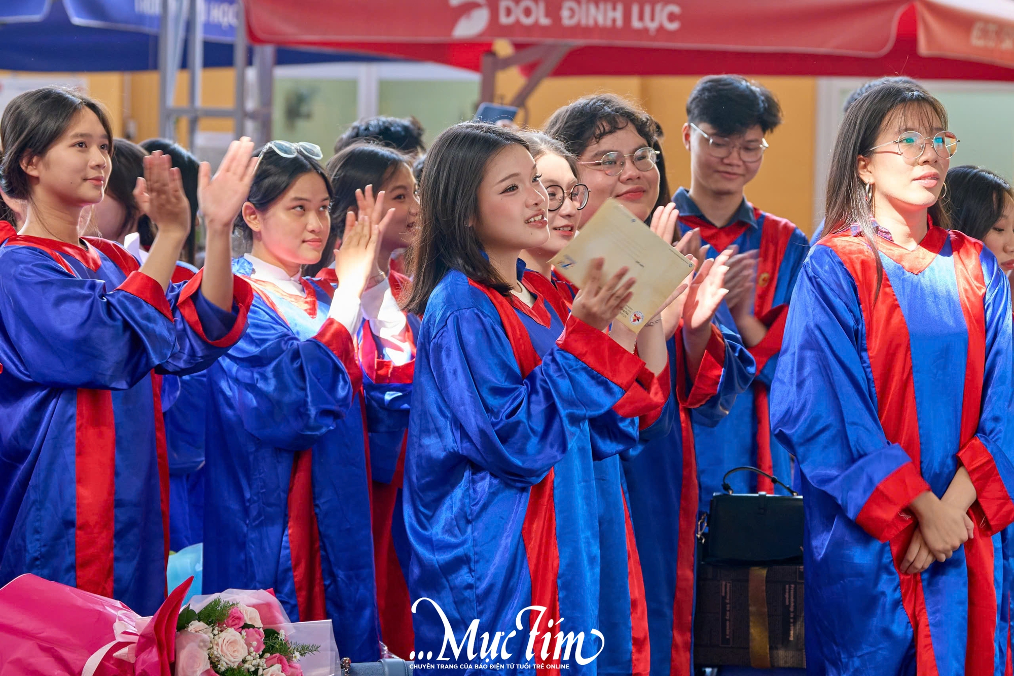 Thầy hiệu trưởng hát tặng học sinh trong lễ tri ân và trưởng thành- Ảnh 6.