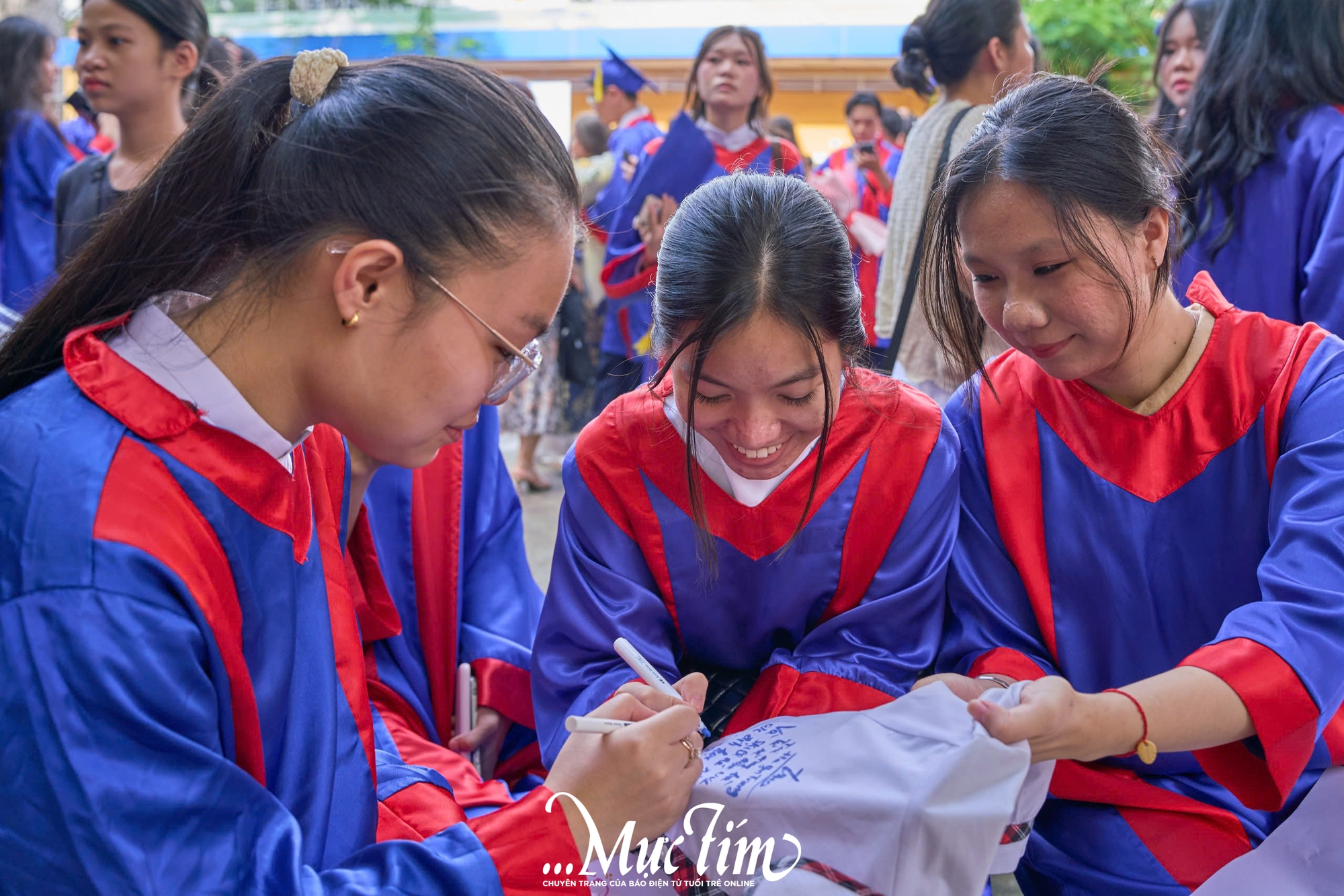 Thầy hiệu trưởng hát tặng học sinh trong lễ tri ân và trưởng thành- Ảnh 10.