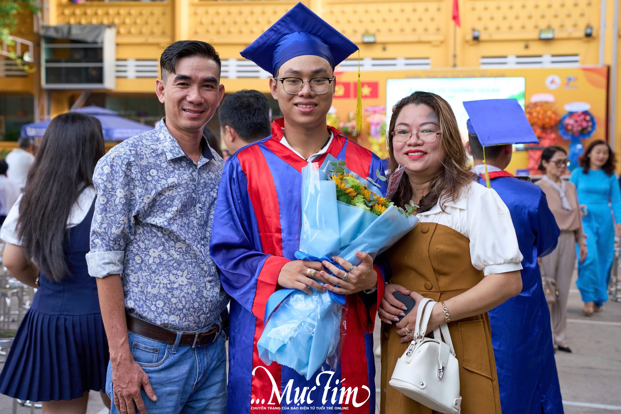 Thầy hiệu trưởng hát tặng học sinh trong lễ tri ân và trưởng thành- Ảnh 13.