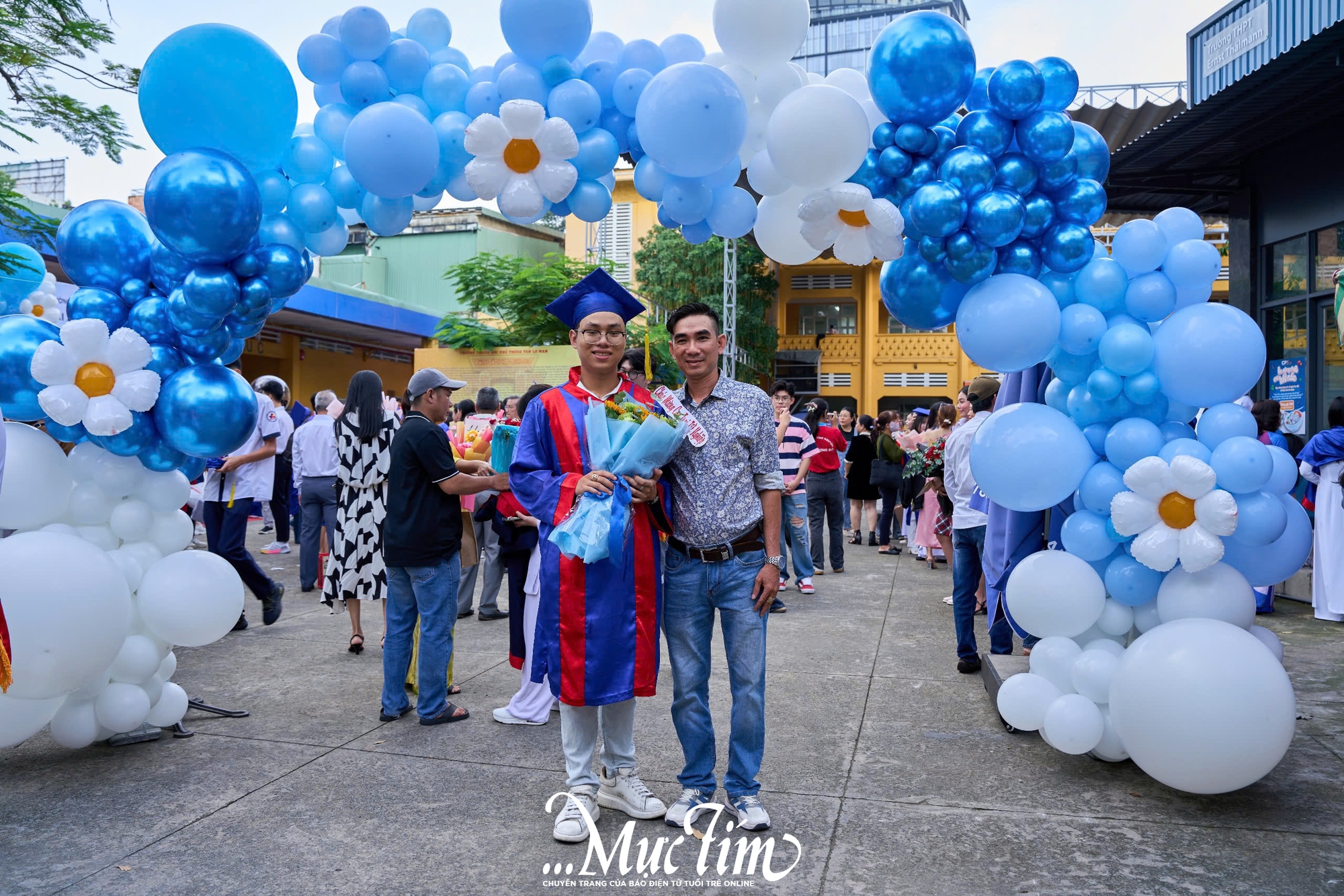 Thầy hiệu trưởng hát tặng học sinh trong lễ tri ân và trưởng thành- Ảnh 14.