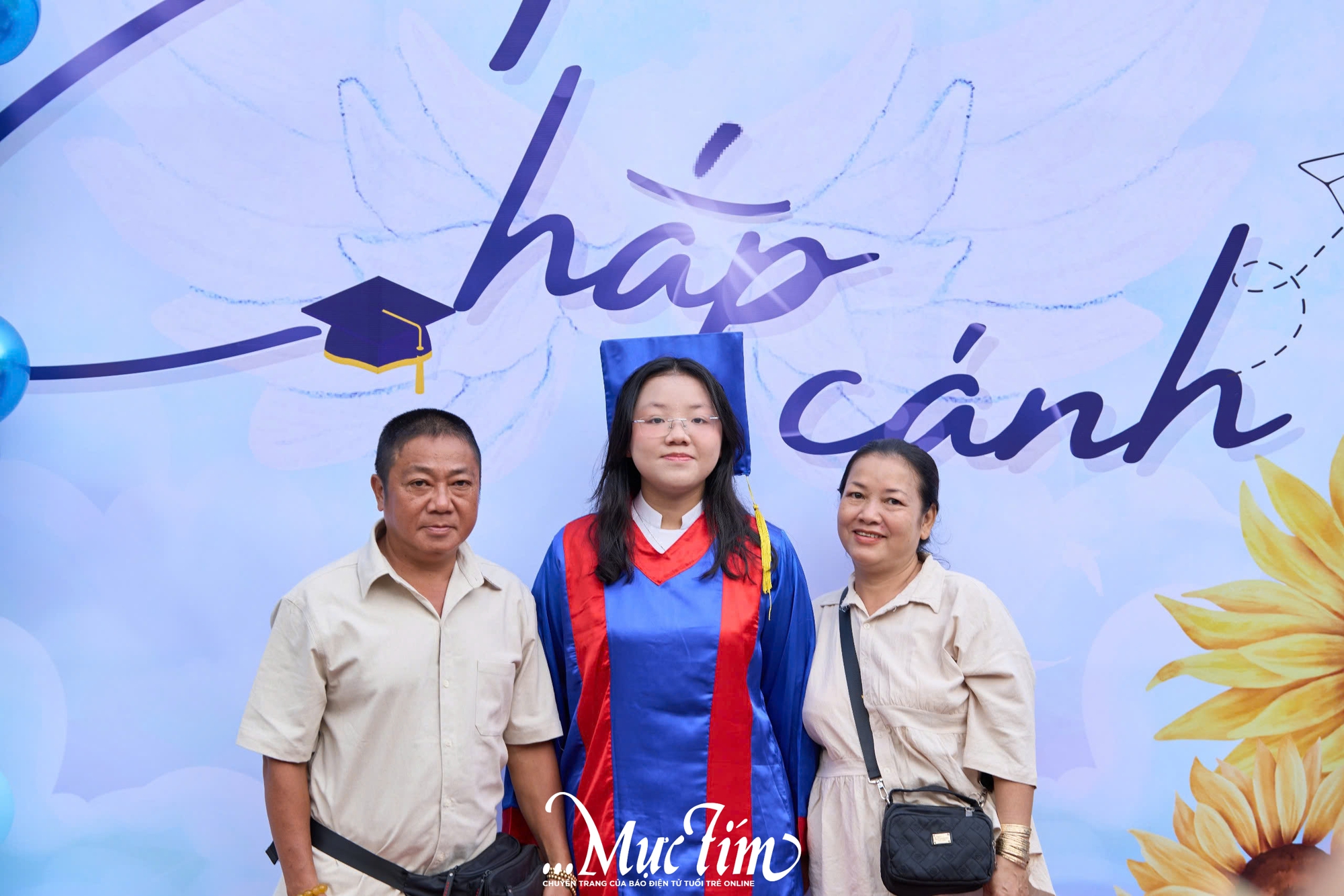 Thầy hiệu trưởng hát tặng học sinh trong lễ tri ân và trưởng thành- Ảnh 15.