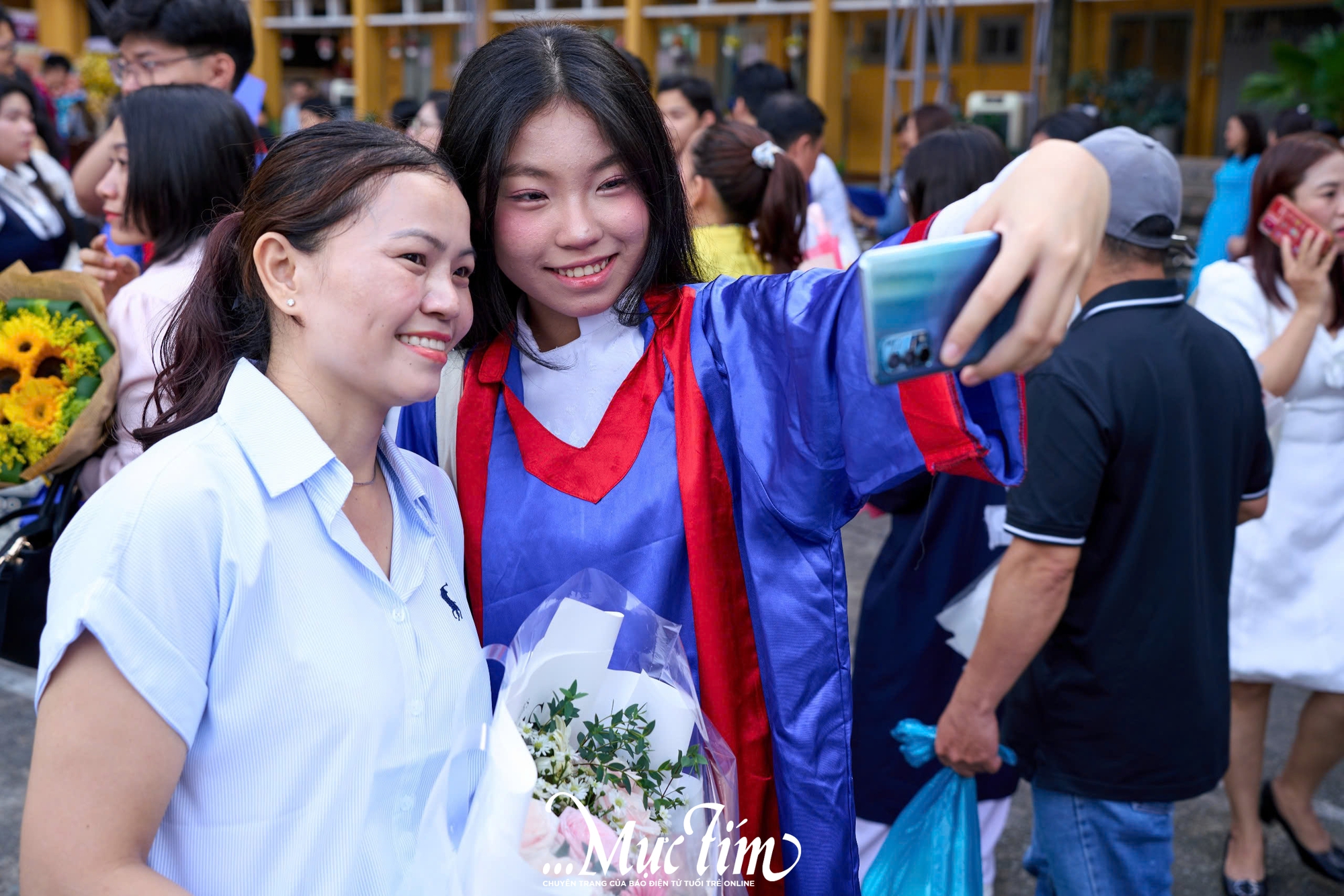 Thầy hiệu trưởng hát tặng học sinh trong lễ tri ân và trưởng thành- Ảnh 17.