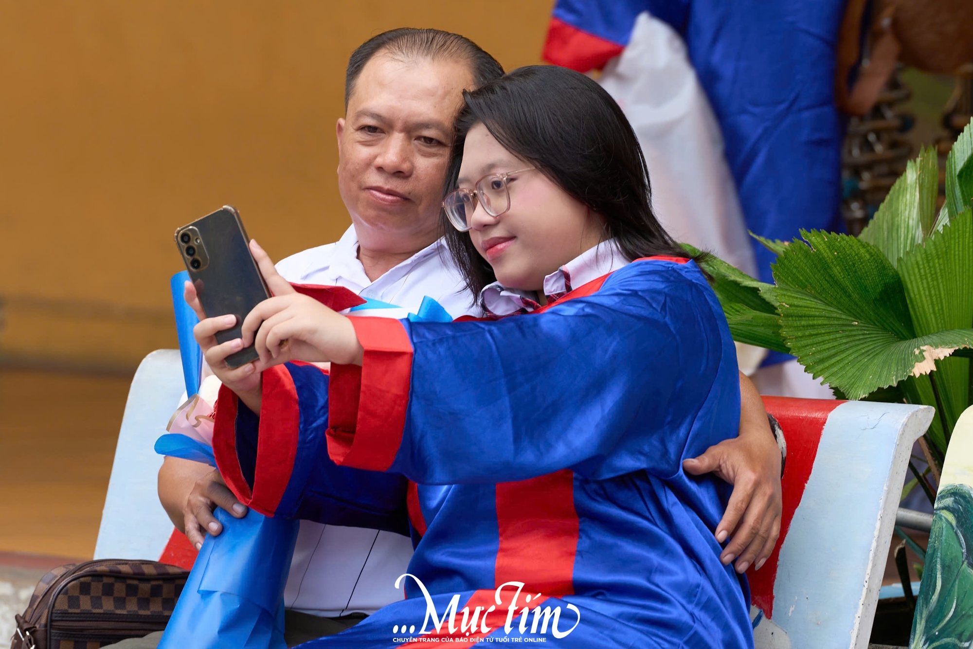 Thầy hiệu trưởng hát tặng học sinh trong lễ tri ân và trưởng thành- Ảnh 18.