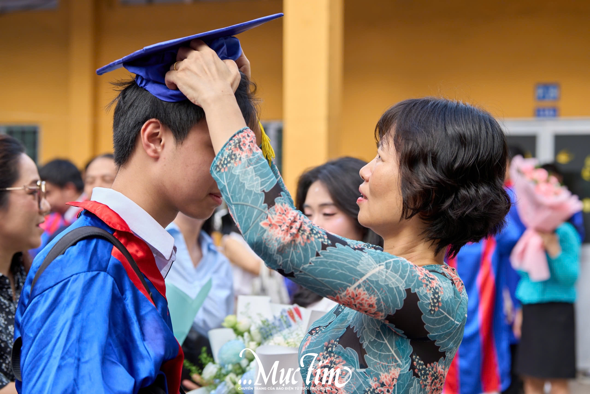 Thầy hiệu trưởng hát tặng học sinh trong lễ tri ân và trưởng thành- Ảnh 19.