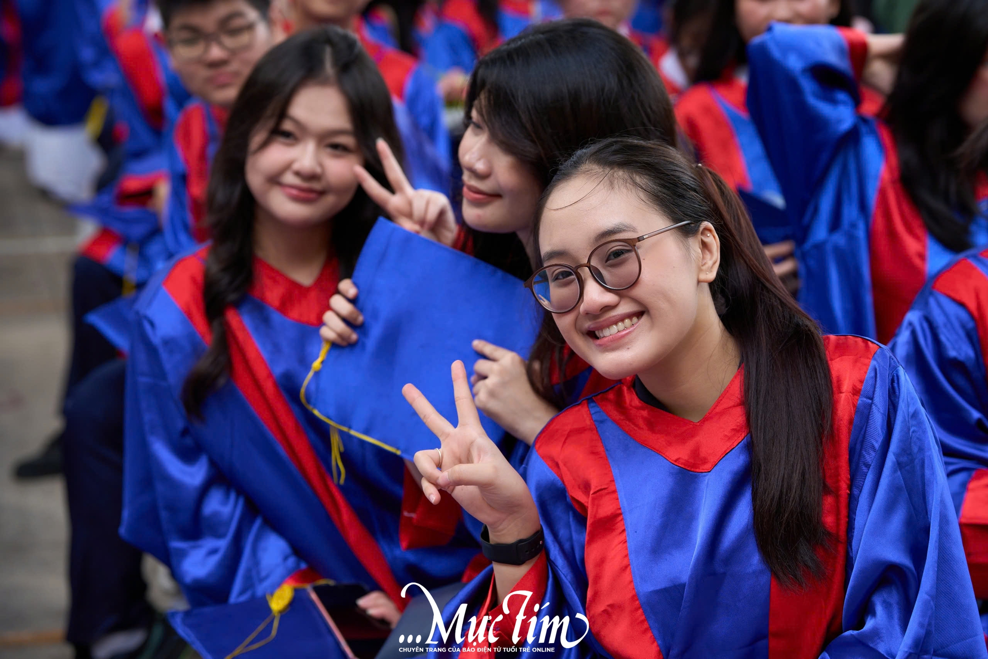 Thầy hiệu trưởng hát tặng học sinh trong lễ tri ân và trưởng thành- Ảnh 25.