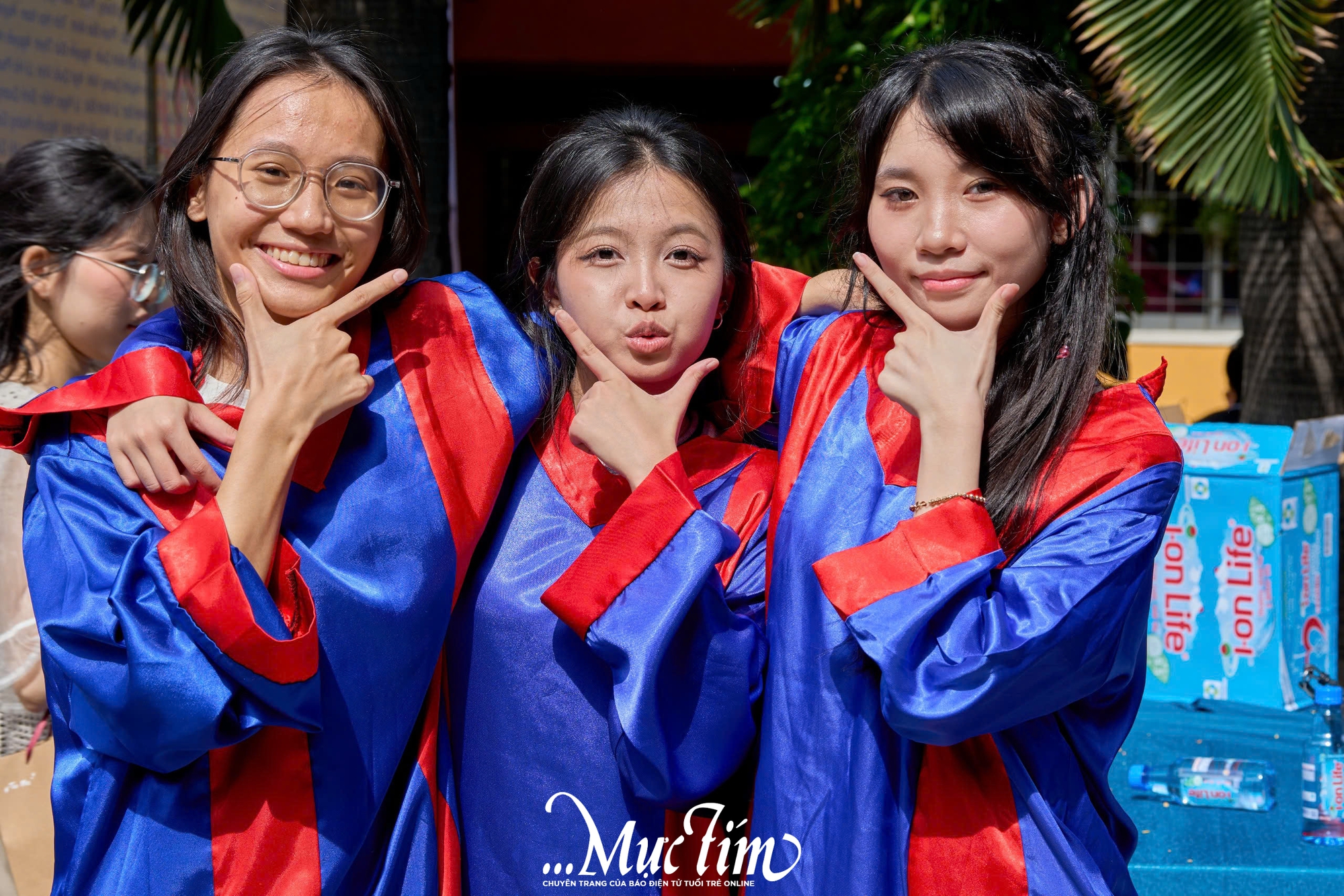 Thầy hiệu trưởng hát tặng học sinh trong lễ tri ân và trưởng thành- Ảnh 26.