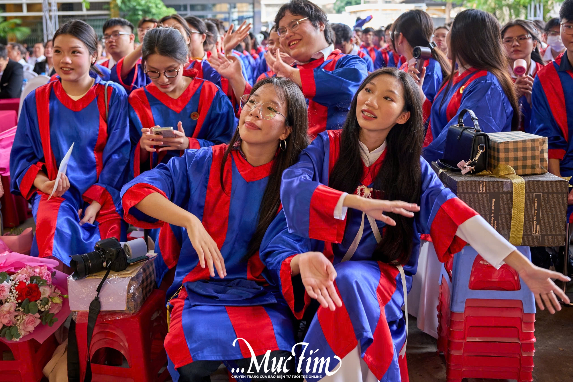 Thầy hiệu trưởng hát tặng học sinh trong lễ tri ân và trưởng thành- Ảnh 27.