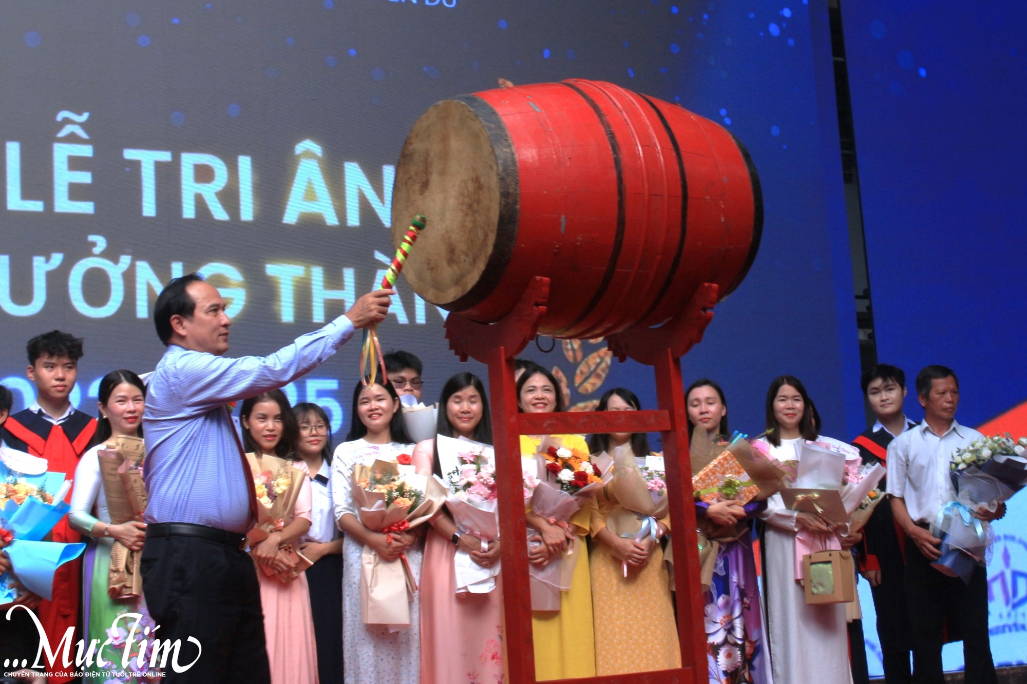 Học sinh phát biểu trong lễ tri ân: 'Điều may mắn nhất với con không phải điểm số cao hay một giải thưởng...' - Ảnh 16.