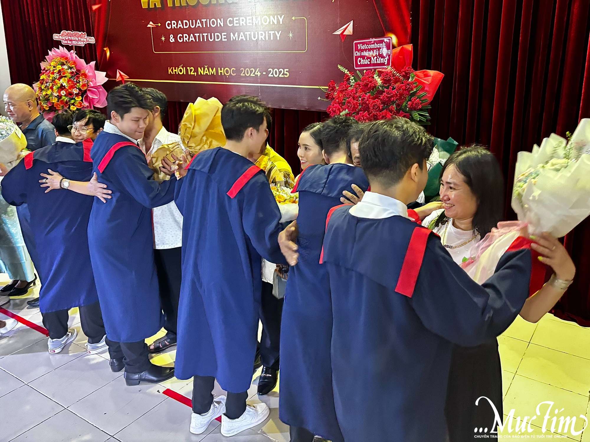 Học sinh Trường THPT Trần Nhân Tông phát biểu trong lễ tri ân: Dù cha mẹ không xuất chúng... nhưng là người vĩ đại! - Ảnh 4.