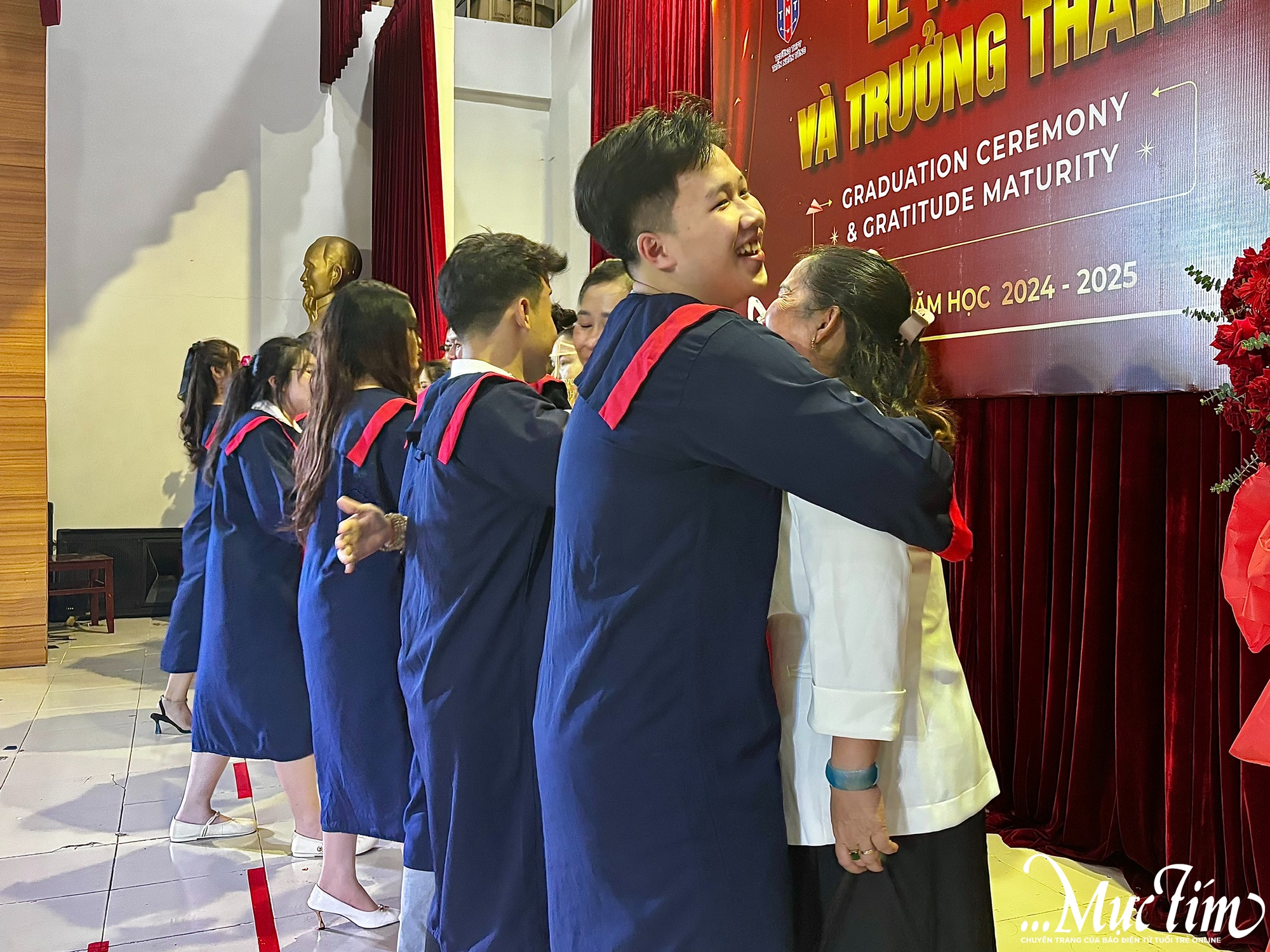 Học sinh Trường THPT Trần Nhân Tông phát biểu trong lễ tri ân: Dù cha mẹ không xuất chúng... nhưng là người vĩ đại! - Ảnh 5.