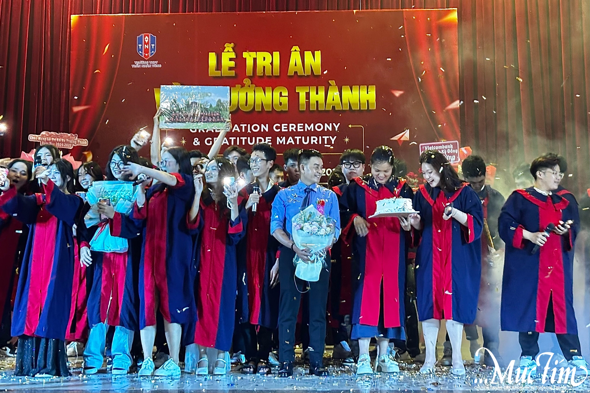 Học sinh Trường THPT Trần Nhân Tông phát biểu trong lễ tri ân: Dù cha mẹ không xuất chúng... nhưng là người vĩ đại! - Ảnh 7.