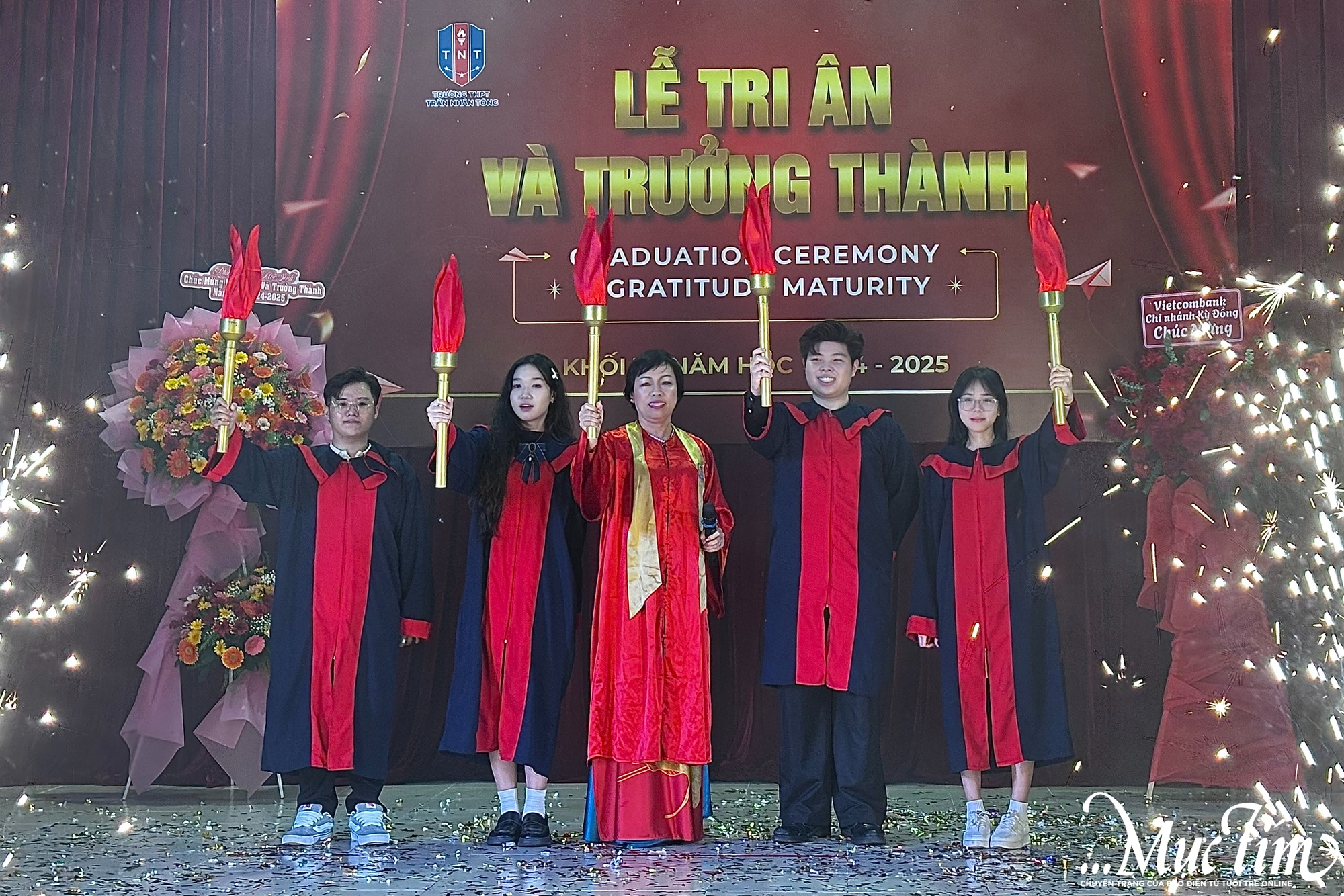 Học sinh Trường THPT Trần Nhân Tông phát biểu trong lễ tri ân: Dù cha mẹ không xuất chúng... nhưng là người vĩ đại! - Ảnh 1.