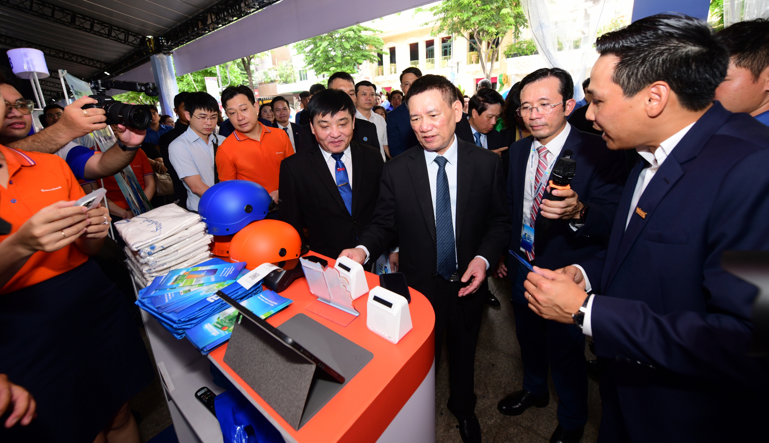 Melindungi pengguna dalam persekitaran digital, mencegah jenayah siber - Foto 2. Bảo vệ người tiêu dùng trên môi trường số, ngăn chặn tội phạm công nghệ - Ảnh 2.