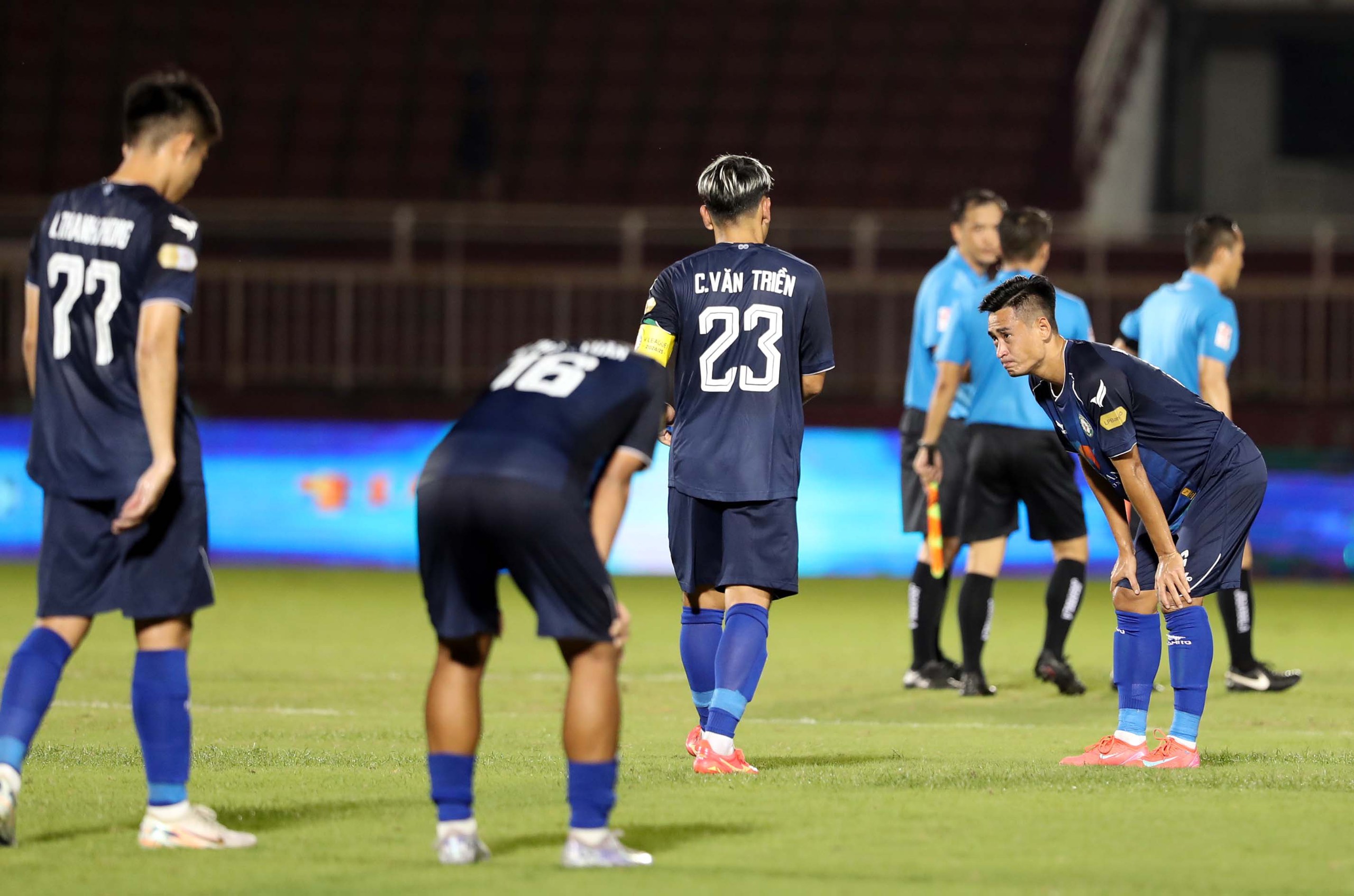 Cầu thủ lẫn ban huấn luyện CLB Bình Định thẫn thờ vì sắp rớt hạng - Ảnh 4.