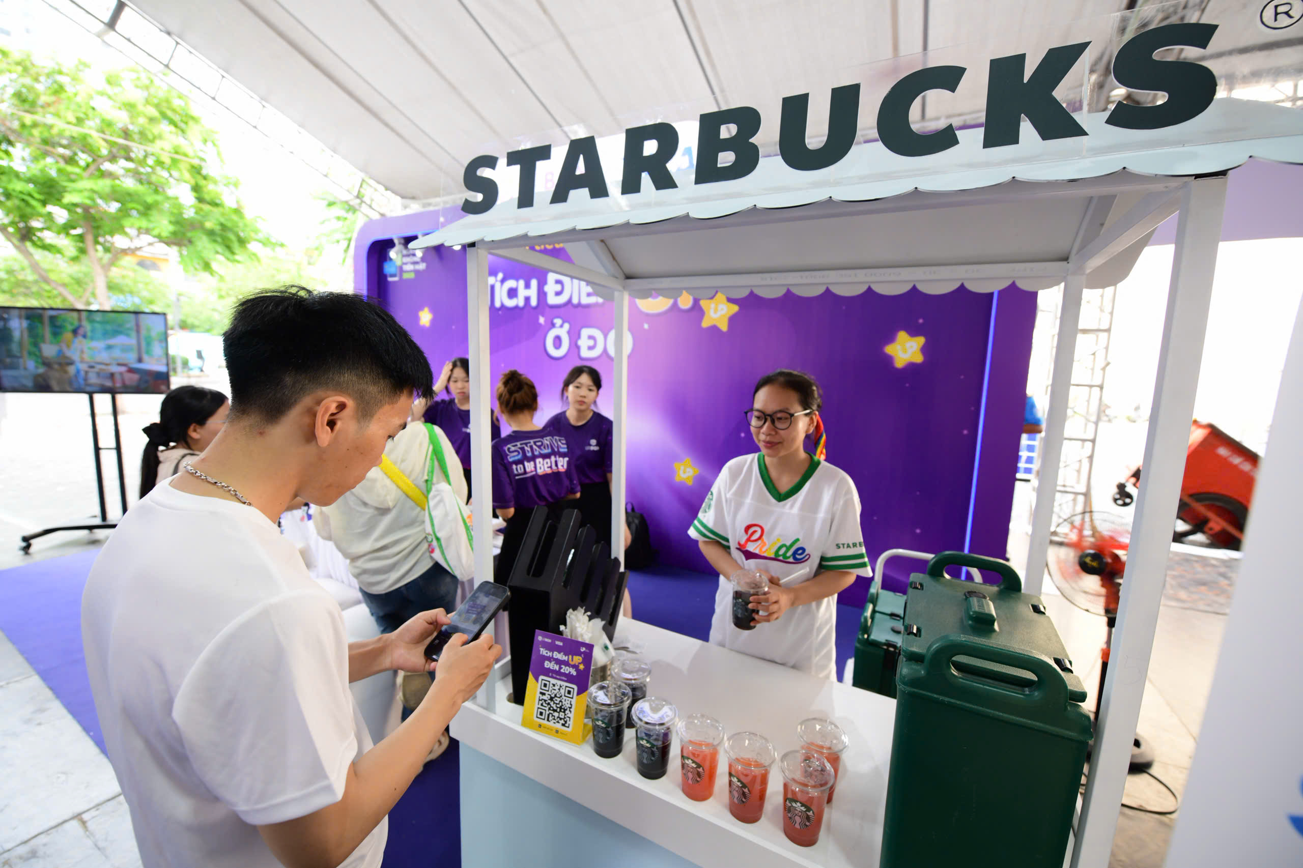 Giới trẻ 'ngất ngây' nhận ưu đãi từ Starbucks khi thanh toán chạm của VISA - Ảnh 1.