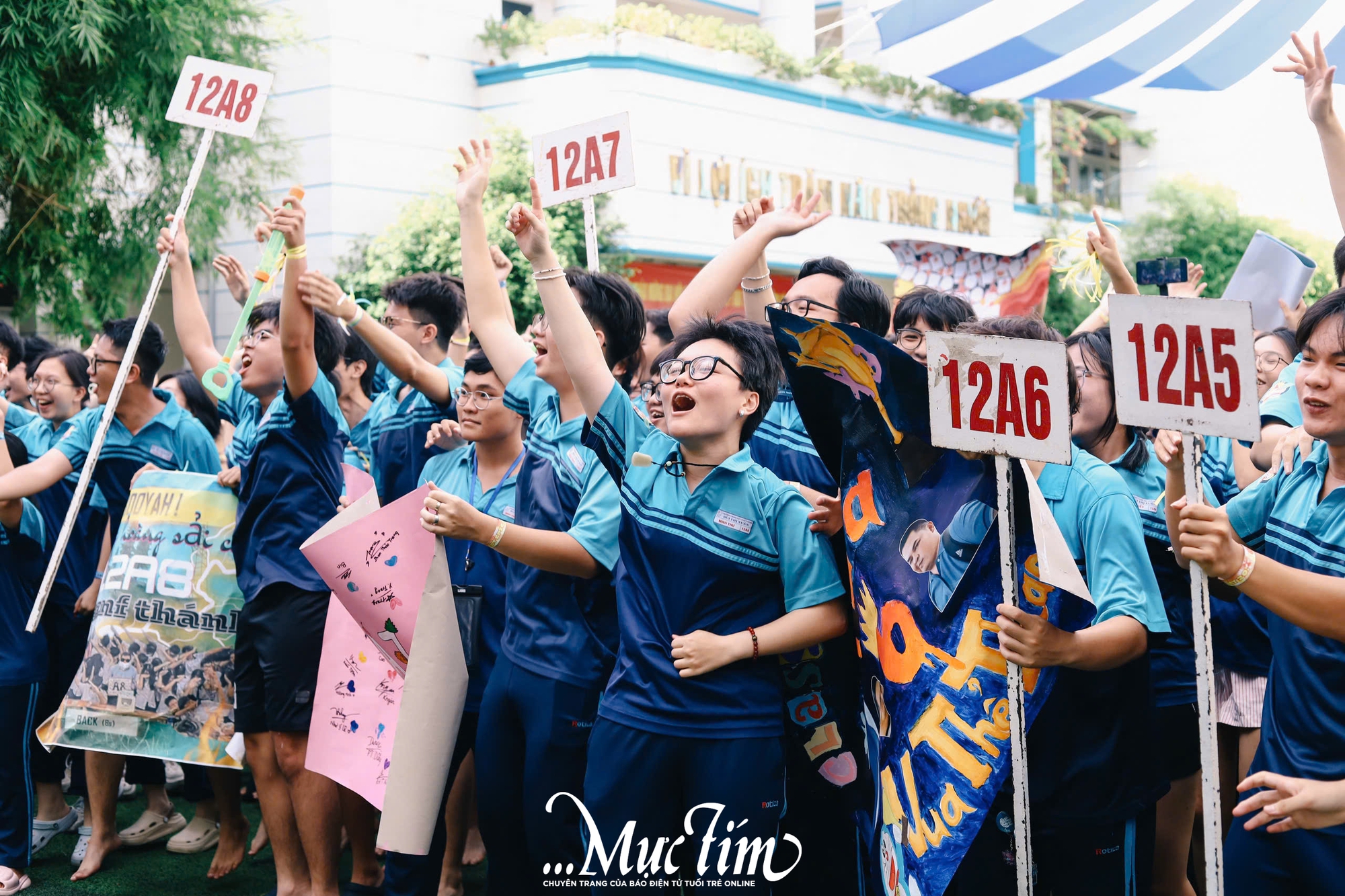 Học trò lớp 12 Trường THPT Bùi Thị Xuân ném bóng nước, trao ruy băng trong ngày chia tay - Ảnh 9.