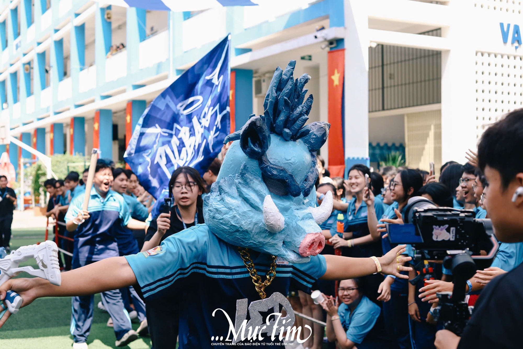 Học trò lớp 12 Trường THPT Bùi Thị Xuân ném bóng nước, trao ruy băng trong ngày chia tay - Ảnh 11.