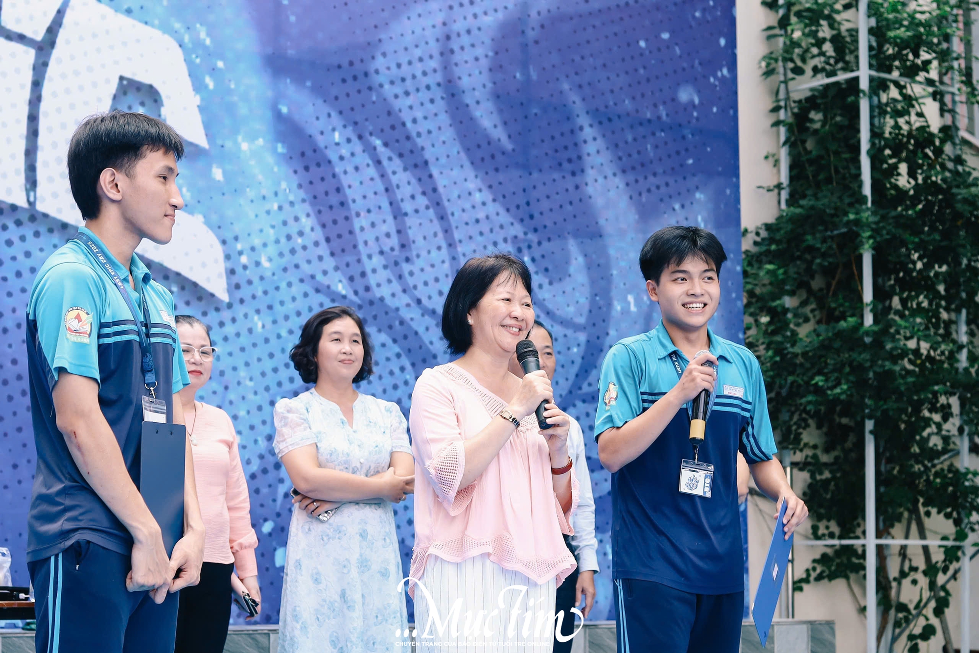 Học trò lớp 12 Trường THPT Bùi Thị Xuân ném bóng nước, trao ruy băng trong ngày chia tay - Ảnh 16.