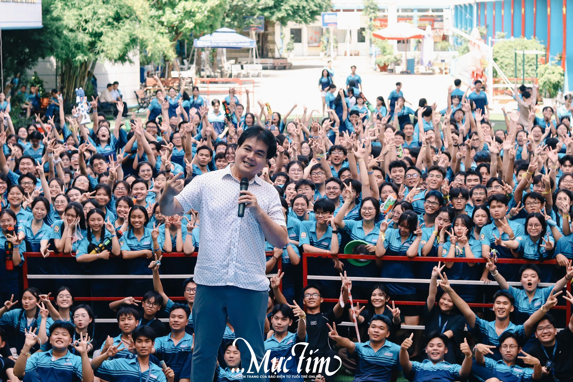 Học trò lớp 12 Trường THPT Bùi Thị Xuân ném bóng nước, trao ruy băng trong ngày chia tay - Ảnh 23.