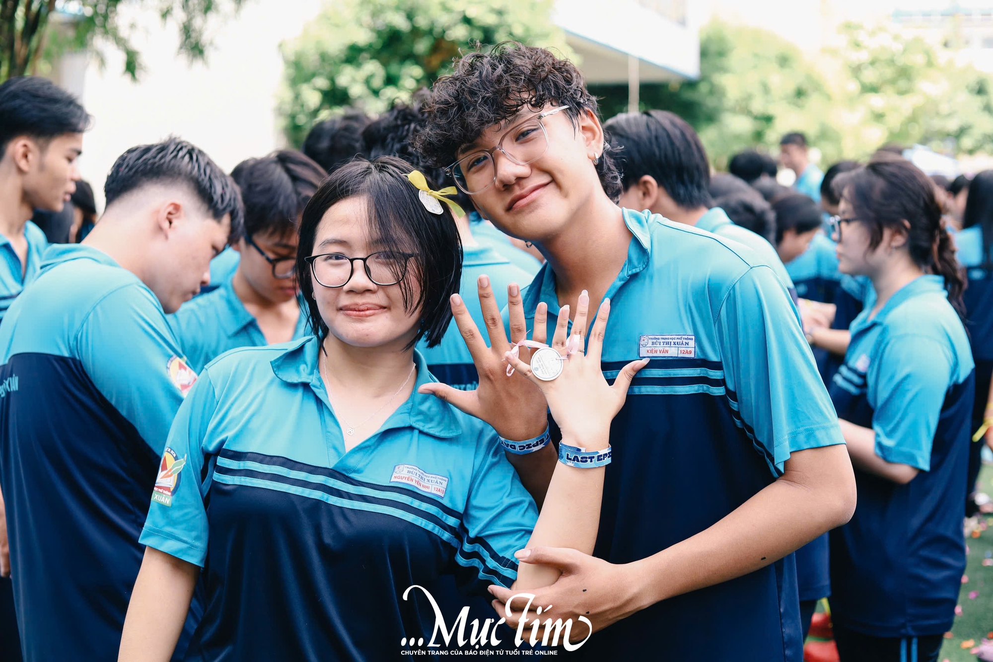 Học trò lớp 12 Trường THPT Bùi Thị Xuân ném bóng nước, trao ruy băng trong ngày chia tay - Ảnh 43.