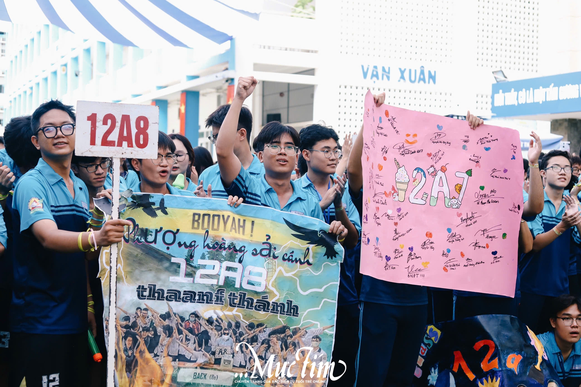 Học trò lớp 12 Trường THPT Bùi Thị Xuân ném bóng nước, trao ruy băng trong ngày chia tay - Ảnh 5.