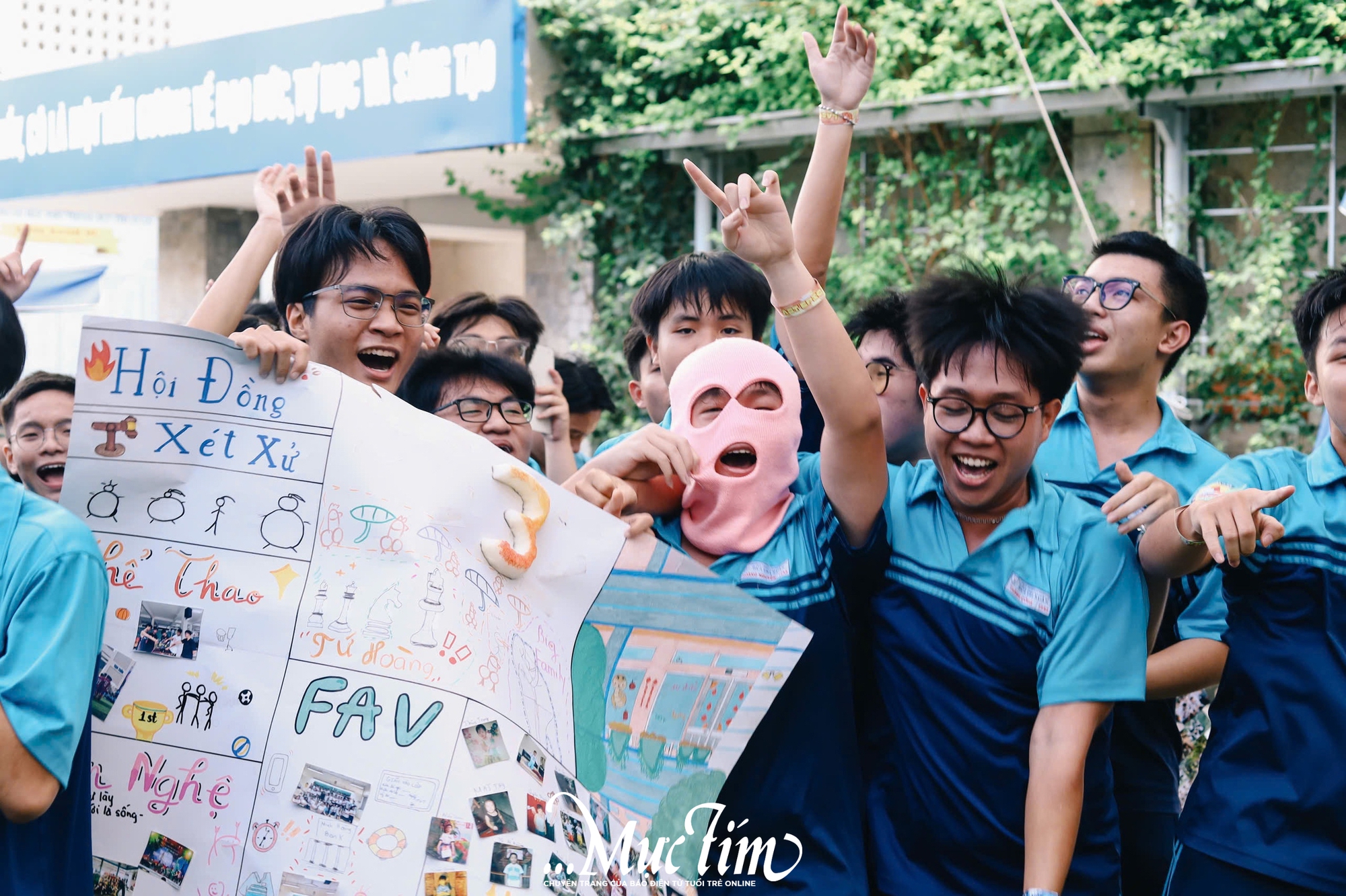 Học trò lớp 12 Trường THPT Bùi Thị Xuân ném bóng nước, trao ruy băng trong ngày chia tay - Ảnh 6.