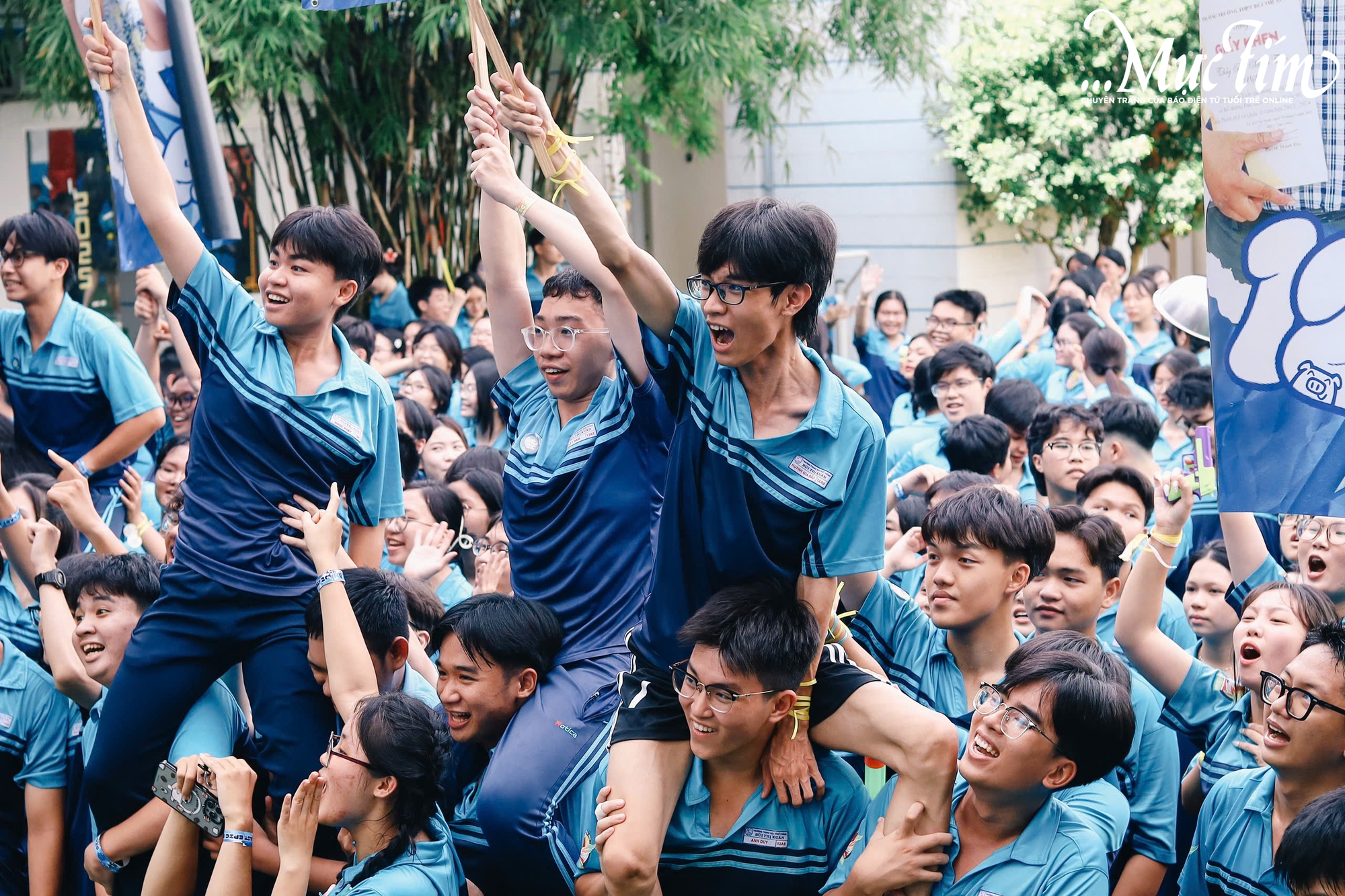 Học trò lớp 12 Trường THPT Bùi Thị Xuân ném bóng nước, trao ruy băng trong ngày chia tay - Ảnh 15.